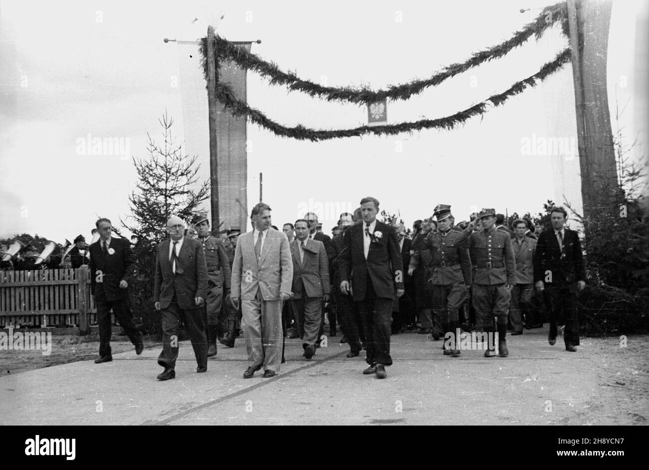 Solec Kujawski, 1946.08.02. Otwarcie montowni Pañstwowych Zak³adów Samochodowych nr 5. Na przedzie premier Edward Osóbka-Morawski (w jasnym garniturze). ps/gr  PAP/Kazimierz Madejski      Solec Kujawski, August 2, 1946. The opening of the assembly plant of State Automobile Instiutute Nr 5. In the foreground Prime Minister Edward Osobka-Morawski (in light suit).  ps/gr  PAP/Kazimierz Madejski Stock Photo