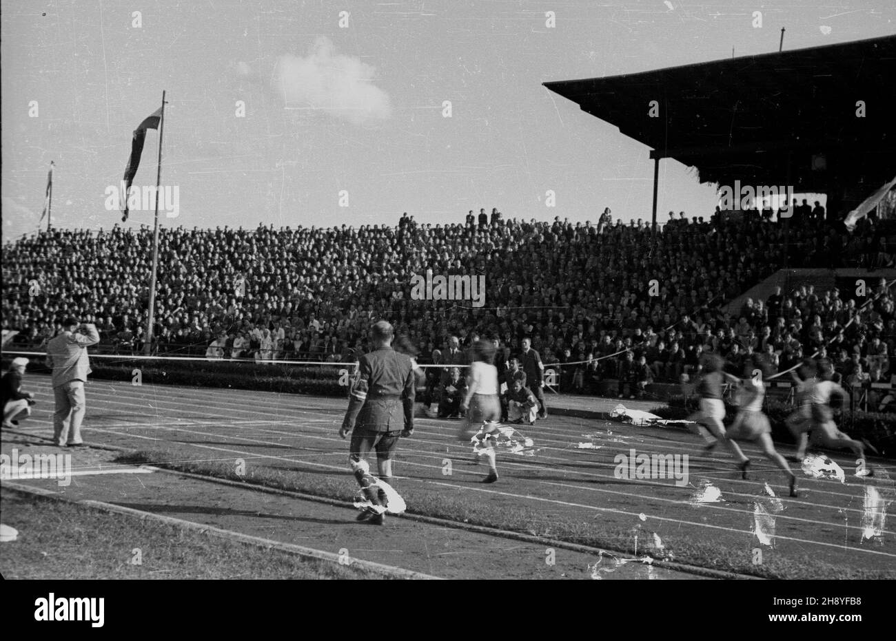 Kraków, 1946-09-07. II Mistrzostwa Polski w Lekkoatletyce na Stadionie Miejskim w Krakowie w dniach 7-8 wrzeœnia 1946 r. Nz. zawodniczka WKS (Wojskowy Klub Sportowy) Legia Stanis³awa Walasiewiczówna przd met¹ biegu na 100 m pañ. as  PAP/Jerzy Baranowski      Cracow, Sept. 7, 1946. Poland's 2nd Athletics Championships at Municipal Stasium in Cracow held on September 7-8, 1946. Pictured: Stanislawa Walasiewiczowna of WKS (Military Sports Club) Legia before the finishing line during women's 100-meter sprint.   as  PAP/Jerzy Baranowski Stock Photo