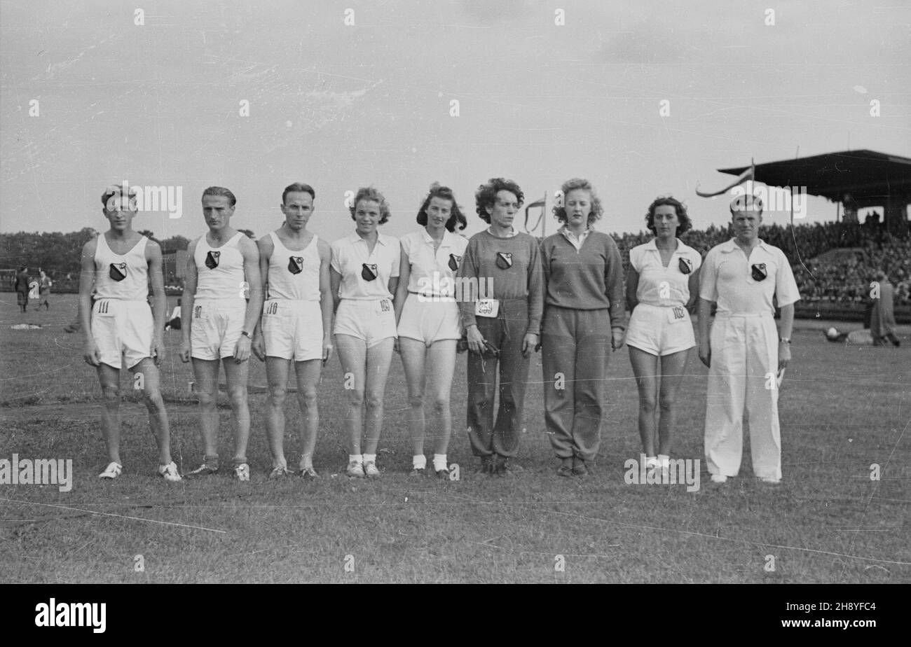 Kraków, 1946-09-07. II Mistrzostwa Polski w Lekkoatletyce na Stadionie Miejskim w Krakowie w dniach 7-8 wrzeœnia 1946 r. Nz. m.in. Jadwiga Wajsówna (3P) i Stanis³awa Walasiewiczówna (4P) wœród zawodników WKS (Wojskowy Klub Sportowy) Legia. as  PAP/Jerzy Baranowski      Cracow, Sept. 7, 1946. Poland's 2nd Athletics Championships at Municipal Stasium in Cracow held on September 7-8, 1946. Pictured: Jadwiga Wajsowna (3rd from right) and Stanislawa Walasiewiczowna (4th from right) among sportsmen of WKS (Military Sports Club) Legia.  as  PAP/Jerzy Baranowski Stock Photo