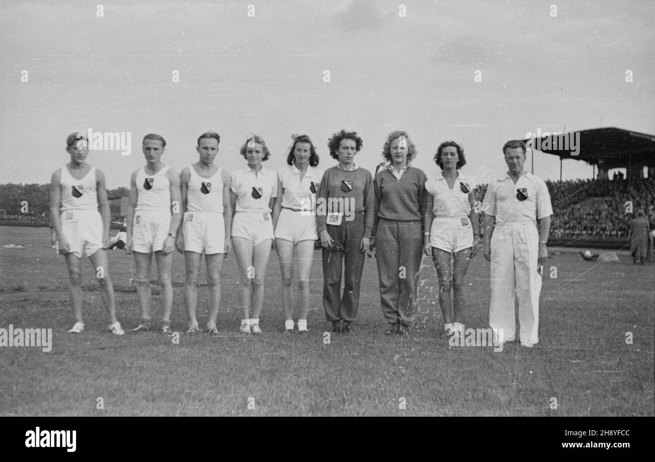 Kraków, 1946-09-07. II Mistrzostwa Polski w Lekkoatletyce na Stadionie Miejskim w Krakowie w dniach 7-8 wrzeœnia 1946 r. Nz. m.in. Jadwiga Wajsówna (3P) i Stanis³awa Walasiewiczówna (4P) wœród zawodników WKS (Wojskowy Klub Sportowy) Legia. as  PAP/Jerzy Baranowski      Cracow, Sept. 7, 1946. Poland's 2nd Athletics Championships at Municipal Stasium in Cracow held on September 7-8, 1946. Pictured: Jadwiga Wajsowna (3rd from right) and Stanislawa Walasiewiczowna (4th from right) among sportsmen of WKS (Military Sports Club) Legia.  as  PAP/Jerzy Baranowski Stock Photo