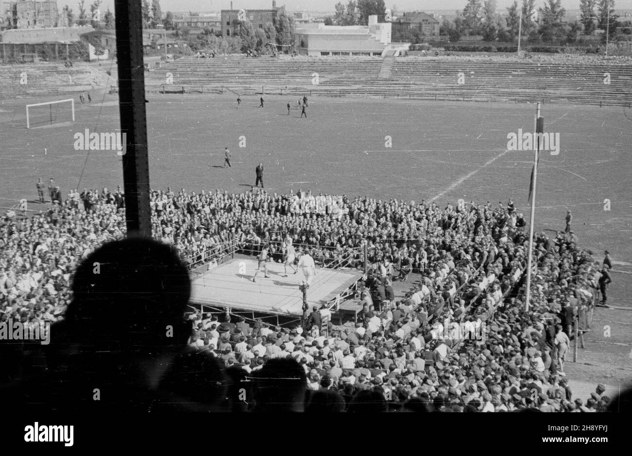 Warszawa, 1946-09-08. Mecz bokserski Warszawa-£ódŸ (wynik 11:5) na stadionie Wojskowego Klubu Sportowego Legia. ka  PAP/Kazimierz Madejski      Warsaw, Sept. 8, 1946. A Warsaw-Lodz boxing match (11:5) played at the stadium of the Legia military sports club.  ka  PAP/Kazimierz Madejski Stock Photo