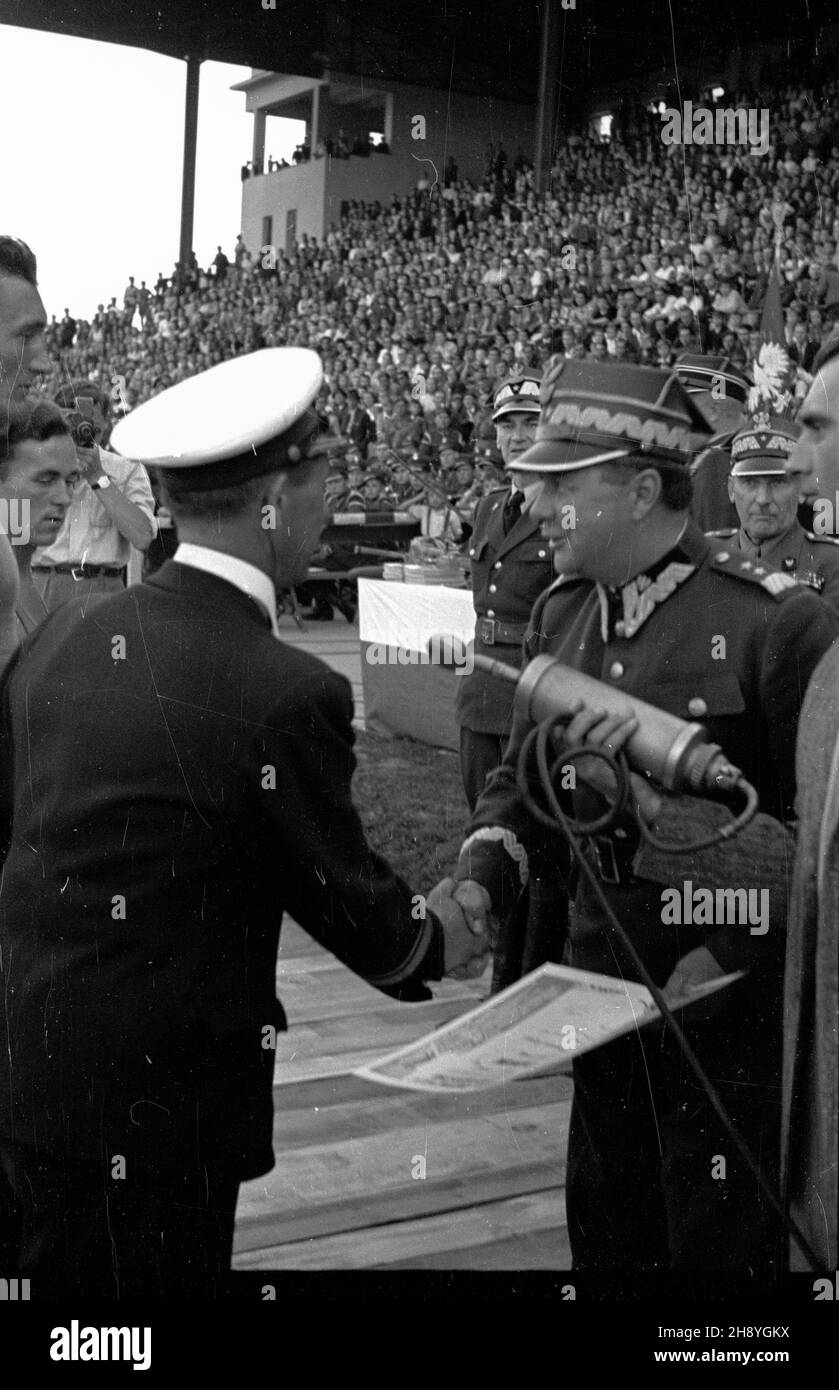 Warszawa, 1946-09-11. Zawody sportowe o puchar Wojska Polskiego na  stadionie klubu sportowego Legia. Nz. wrêczenie dyplomu kapitanowi  reprezentacji Marynarki Wojennej. po/mgs PAP Warsaw, Sept. 11, 1946. Polish  Army Cup sports competition held