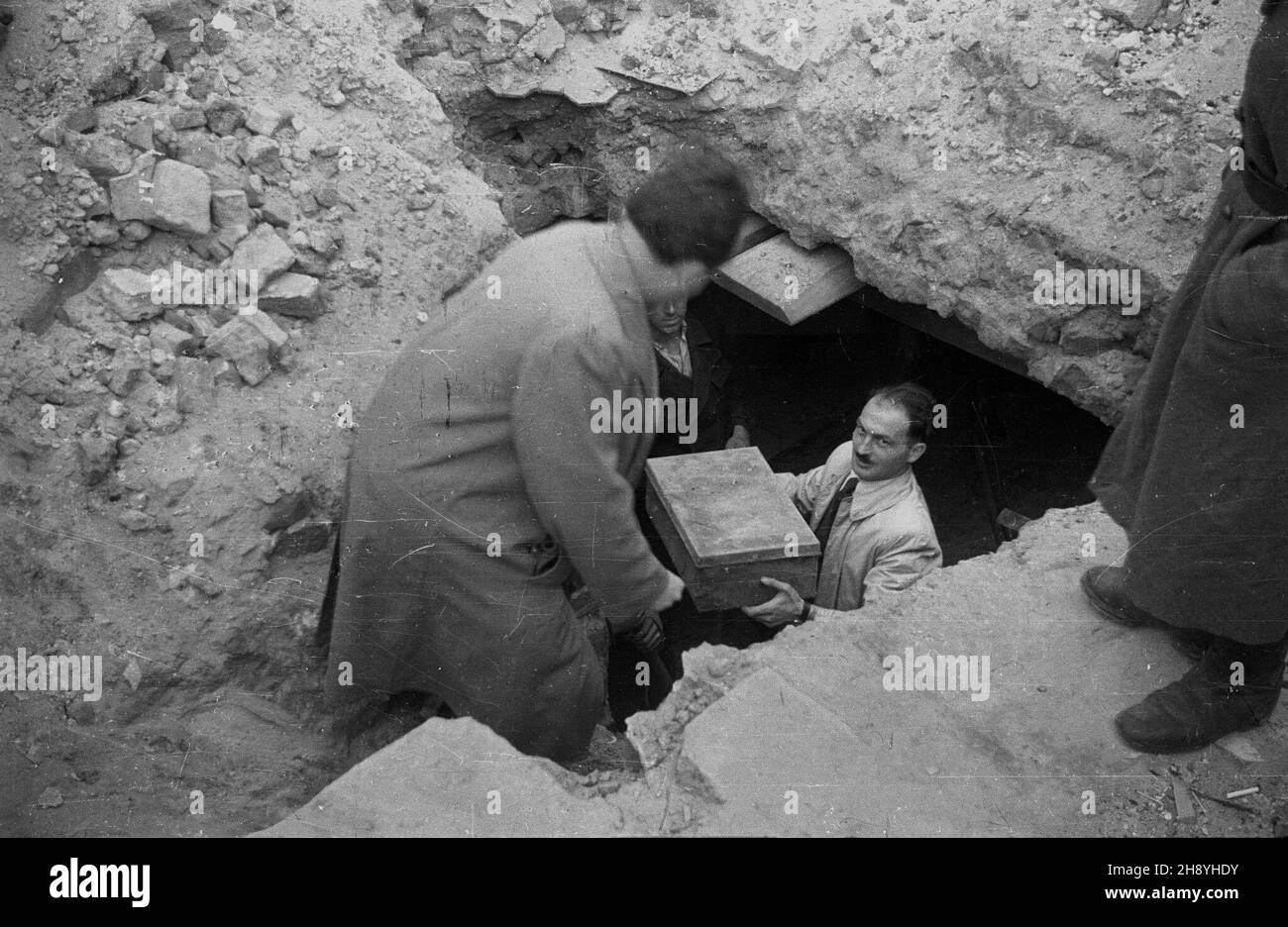 Warszawa, 1946-09-18. Archiwum Ringelbluma - zbiór dokumentów zgromadzony przez konspiracyjny oœrodek dokumentacji w getcie warszawskim (kryptonim: Oneg Szabat - radoœæ soboty). Archiwum zosta³o ukryte w poœpiechu 3 VIII 1942 r. Po wojnie, dziêki wskazówkom Hersza Wassera, cz³onka Komisji Archiwalnej ¯OB (¯ydowska Organizacja Bojowa), odnaleziono pierwsz¹ czêœæ Archiwum przy ul. Nowolipki 68. Nz. znalezienie dziesiêciu metalowych skrzyñ zawieraj¹cych pierwsz¹ czêœæ tzw. Archiwum Ringelbluma. W wykopie Hersz Wasser (P).  msa  PAP/W³adys³aw Forbert      Warsaw, Sept. 18, 1946. The Ringelblum Arc Stock Photo