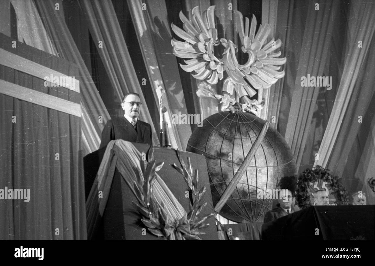 Warszawa, 1946-09-29. Akademia z okazji Dnia Spó³dzielczoœci w sali teatru Roma. Nz. przemówienie prezydenta Krajowej Rady Narodowej Boles³awa Bieruta. Za sto³em prezydialnym m.in. prezes Spó³dzielni Spo¿ywców Jan ¯erkowski (2L), przewodnicz¹cy Rady G³ównej Zwi¹zku Rewizyjnego Spó³dzielni Daniel Kuszewski (3L). as  PAP/Kazimierz Madejski      Warsaw, Sept. 29, 1946. Ceremonies marking the Day of the Cooperative Movement held in the Roma Theater. Pictured: president of the Polish National Council Boleslaw Bierut speaking. In the steering committee chairman of the Consumer Cooperative Jan Zerkow Stock Photo