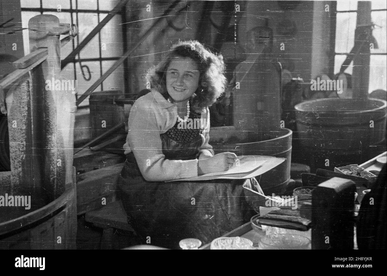 Jelenia Góra, 10.1946. Pracownica Huty Szk³a Technicznego - jednego z najwiêkszych zak³adów w mieœcie, w 1949 r. przemianowanego na Jeleniogórskie Zjednoczone Zak³ady Szklarskie.  po/dl  PAP/Stanis³aw D¹browiecki      Jelenia Gora, Oct. 1946. A female worker at the Industrial Glassworks in Jelenia Gora, one of the city's major employers. In 1949 the plant changed its name to Jelenia Gora Consolidated Glassworks.   po/dl  PAP/Stanislaw Dabrowiecki Stock Photo