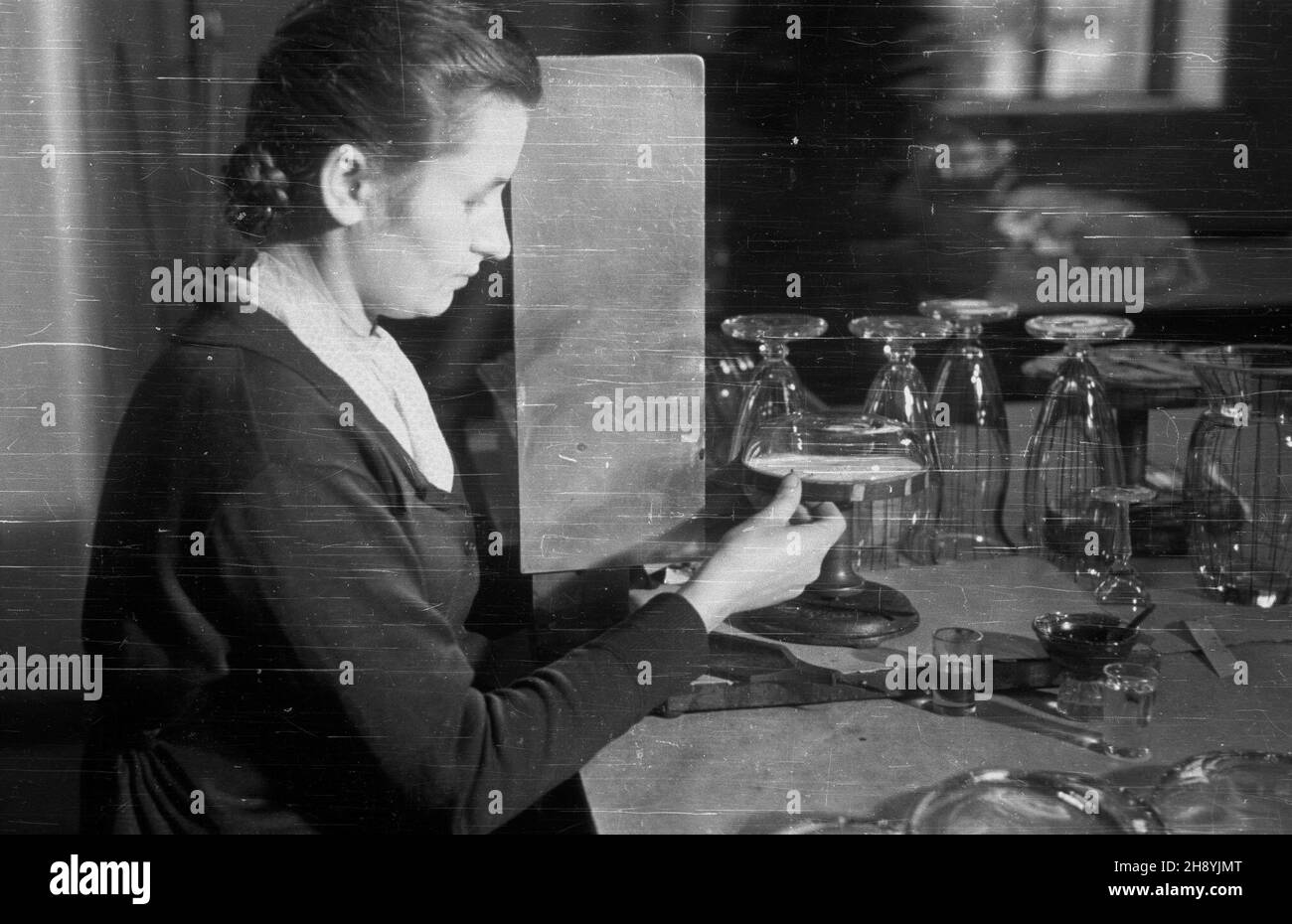 Jelenia Góra, 10.1946. Huta Szk³a Technicznego - jeden z najwiêkszych zak³adów w mieœcie, w 1949 r. przemianowany na Jeleniogórskie Zjednoczone Zak³ady Szklarskie.  po/dl  PAP/Stanis³aw D¹browiecki      Jelenia Gora, Oct. 1946. The Industrial Glassworks in Jelenia Gora, one of the city's major employers. In 1949 the plant changed its name to Jelenia Gora Consolidated Glassworks.   po/dl  PAP/Stanislaw Dabrowiecki Stock Photo