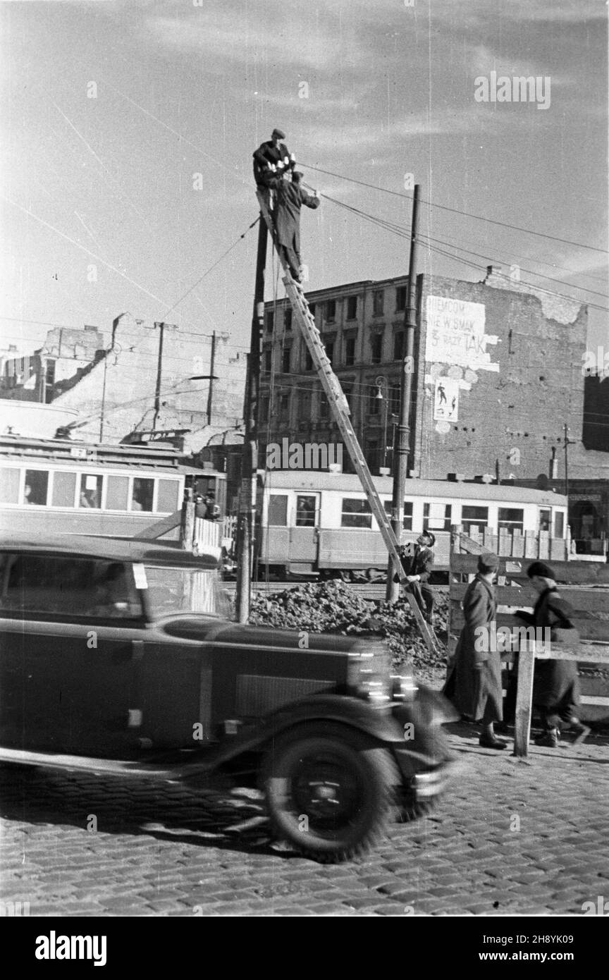 Warszawa, 1946, naprawa trakcji elektrycznej hi-res stock photography ...