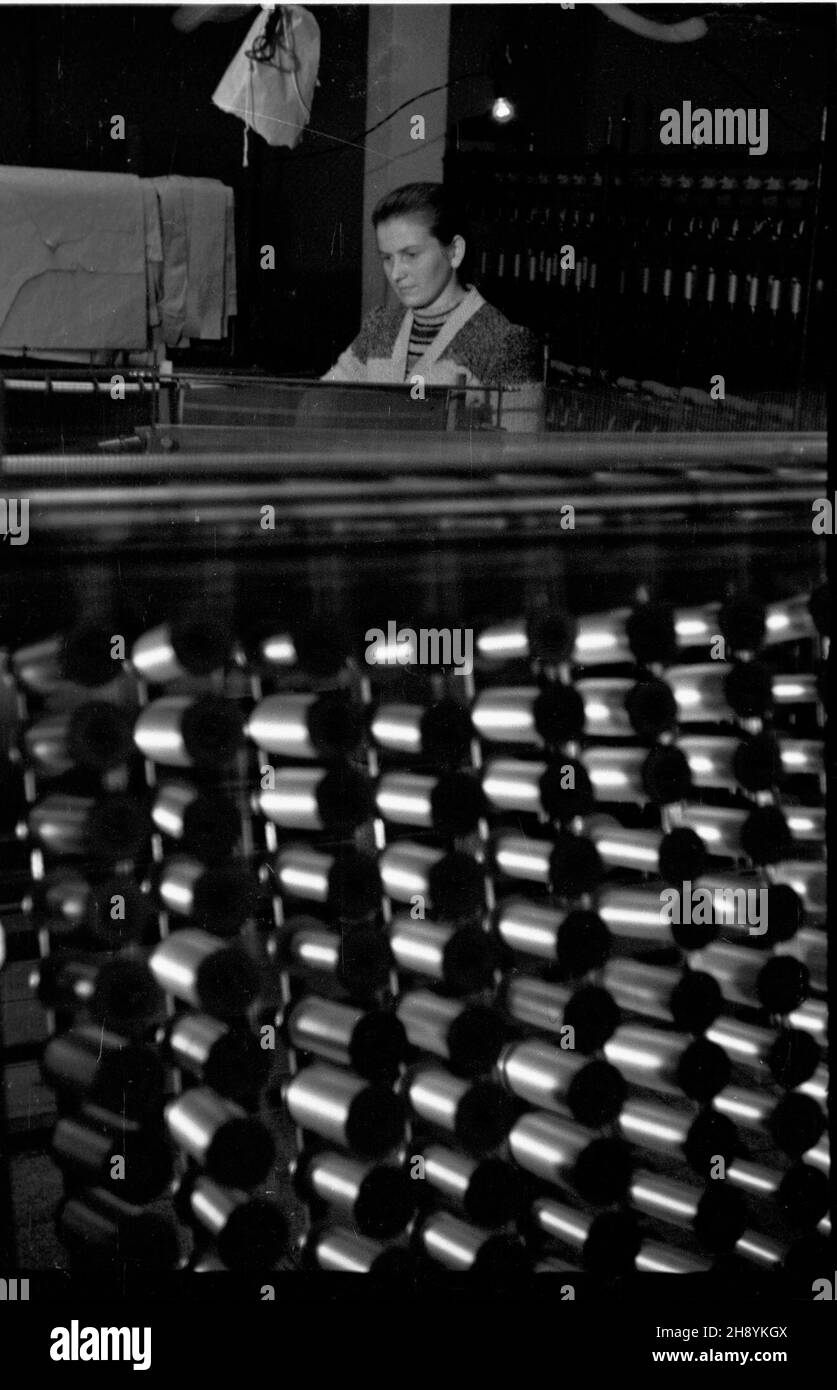 Milanówek, 1946. Centralna Doœwiadczalna Stacja Jedwabnicza. Zak³ad zajmowa³ siê hodowl¹ jedwabników i produkcj¹ tkanin. Za³o¿ony w 1924 r. przez Henryka i Stanis³awê Witaczków, po wojnie znacjonalizowany.  po/dl  PAP/Jerzy Baranowski      Milanowek, 1946. Central Experimental Silk Yarn Production Station. The plant was involved in silkworm breeding and silk production. Established in 1924 by Henryk and Stanislawa Witaczek, was nationalized after the war.   po/dl  PAP/Jerzy Baranowski Stock Photo