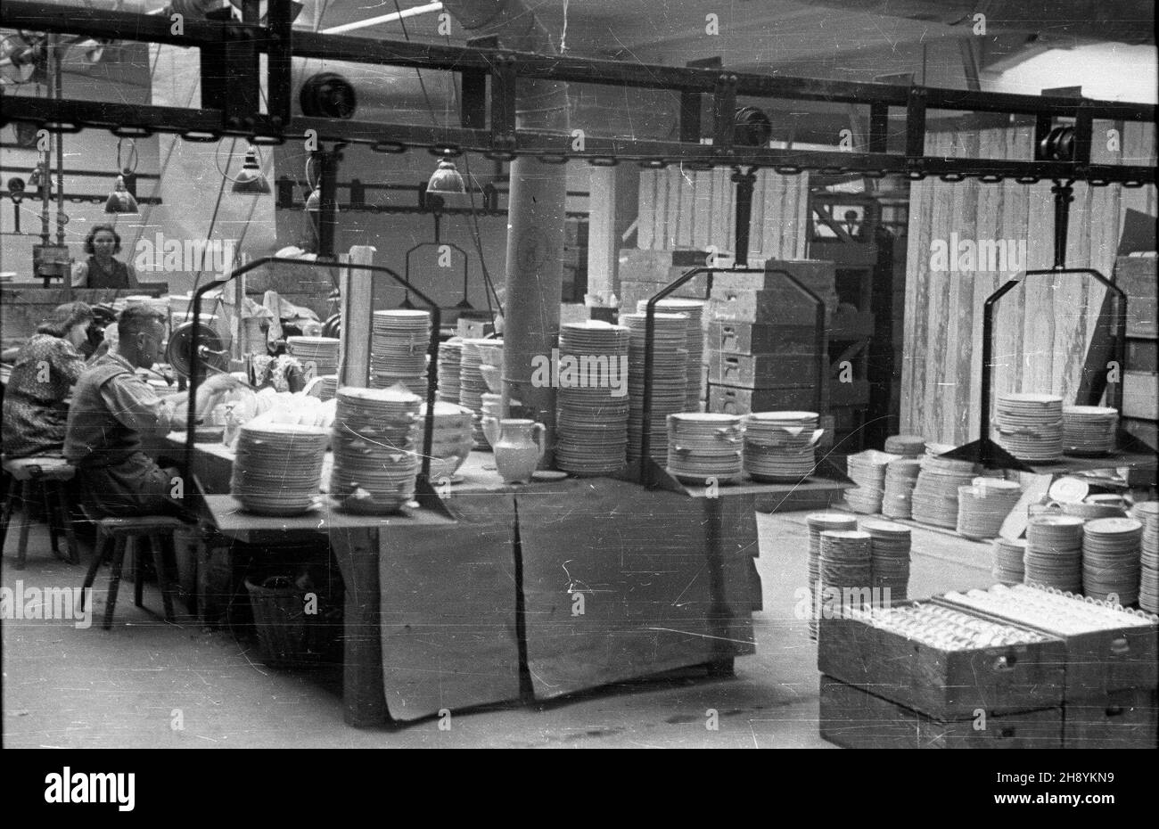 Wa³brzych, 10.1946. Znana w Europie fabryka porcelany za³o¿ona w 1845 r. przez Carla Tielscha. W 1945 r. przejêta przez pañstwo i przemianowana na Zak³ady Porcelany Sto³owej Wa³brzych.  po/dl  PAP/Stanis³aw D¹browiecki      Walbrzych, Oct 1946. Famous in Europe porcelain factory, founded by Carl Tielsch in 1845. In 1945 taken over by the state and renamed China Tableware Plant Walbrzych.   po/dl  PAP/Stanislaw Dabrowiecki Stock Photo