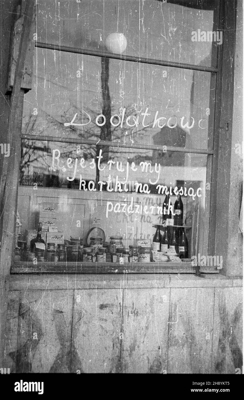 Warszawa, 1946-10. Produkty wy³o¿one na wystawie sklepu ogólnospo¿ywczego. Napis na szybie: Dodatkowo rejestrujemy kartki na miêso na miesi¹c paŸdziernik. mw  PAP/Jerzy Baranowski    Dok³adny dzieñ wydarzenia nieustalony.      Warsaw, Oct. 1946. Foodstuff at the window sil of a deli. An annoucement on the window pane says that the deli also registers meat cupons for October.   mw  PAP/Jerzy Baranowski Stock Photo