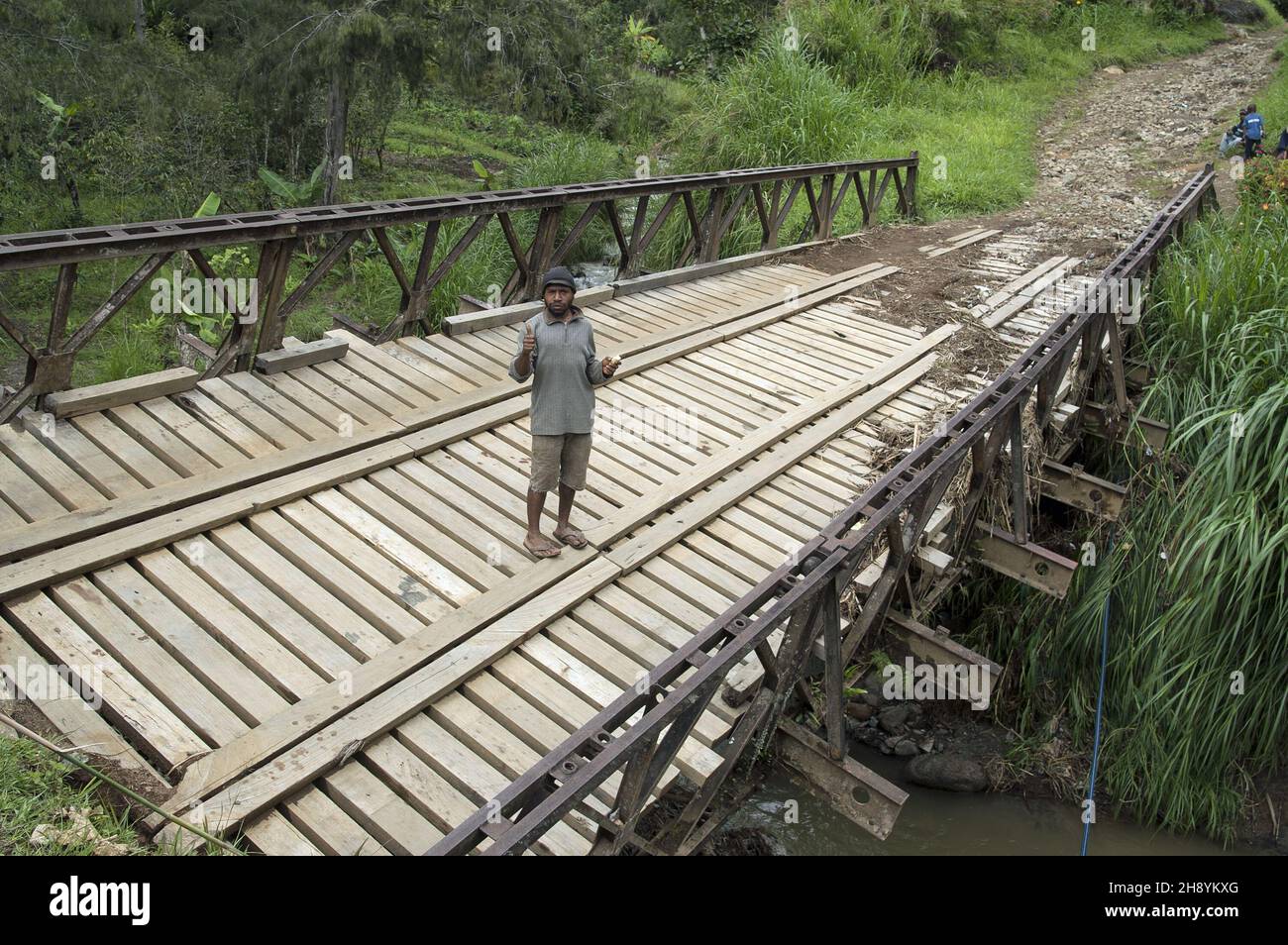 Papua New Guinea; Eastern Highlands; Goroka; Namta (Mefenga); Broken bridge over the river; Gebrochene Brücke über den Fluss; Puente roto sobre el río Stock Photo