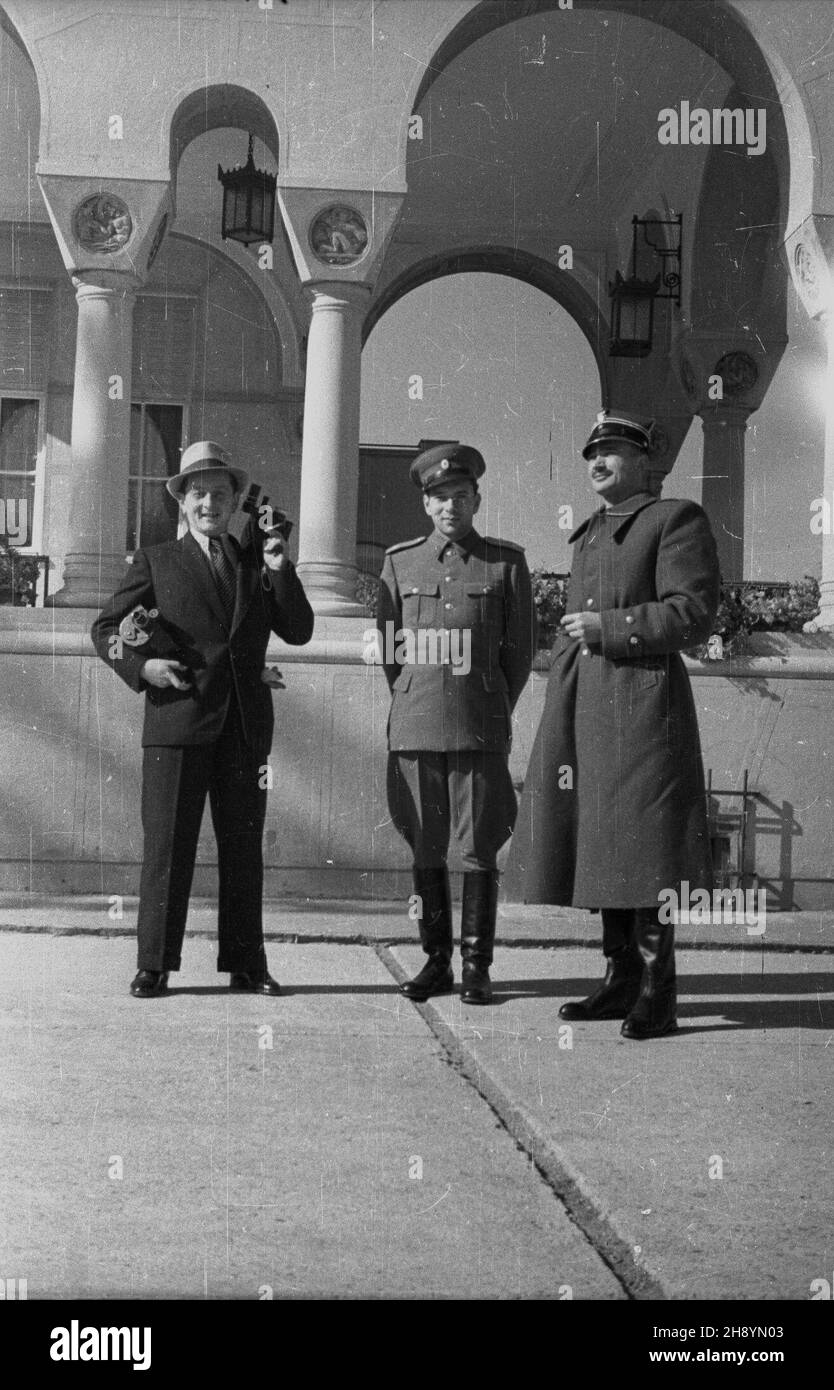 Jugos³awia, 1946-10. Wizyta prezydenta Boles³awa Bieruta i marsza³ka Micha³a Roli-¯ymierskiego (18-25 X). Oœrodek wypoczynkowy na wzgórzu Avala ko³o Belgradu. Nz. m.in. operator Polskiej Kroniki Filmowej W³adys³aw Forbert (L). ka  PAP/Jerzy Baranowski  Dok³adny dzieñ wydarzenia nieustalony.      Yugoslavia, Oct. 1946. A visit by President Boleslaw Bierut and Marshal Michal Rola-Zymierski (Oct. 18-25). A holiday center on the Avala hill near Belgrade. Pictured: Polish Newsreel cameraman Wladyslaw Fobert (left).  ka  PAP/Jerzy Baranowski Stock Photo