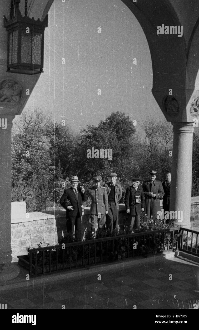 Jugos³awia, 1946-10. Wizyta prezydenta Boles³awa Bieruta i marsza³ka Micha³a Roli-¯ymierskiego (18-25 X). Oœrodek wypoczynkowy na wzgórzu Avala ko³o Belgradu. Nz. m.in. operator Polskiej Kroniki Filmowej W³adys³aw Forbert (L). ka  PAP/Jerzy Baranowski  Dok³adny dzieñ wydarzenia nieustalony.      Yugoslavia, Oct. 1946. A visit by President Boleslaw Bierut and Marshal Michal Rola-Zymierski (Oct. 18-25). A holiday center on the Avala hill near Belgrade. Pictured: Polish Newsreel cameraman Wladyslaw Fobert (left).  ka  PAP/Jerzy Baranowski Stock Photo