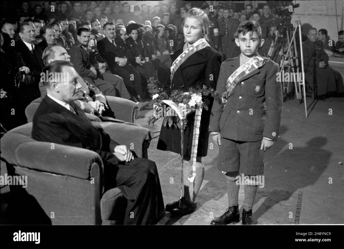 Warszawa, 1946-10-12. Zjazd ¿o³nierzy i weteranów Dywizji Koœciuszkowskiej. Nz. na pierwszym planie Boles³aw Bierut, za nim Micha³ Rola-¯ymierski, w g³êbi Stanis³aw To³wiñski (z w¹sami). po/gr  PAP/Jerzy Baranowski      Warsaw, Oct. 12, 1946. Meeting of soldiers and veterans of the Kosciuszko Division. Pictured: in front Boleslaw Bierut, behind him Michal Rola-Zymierski, in the back Stanislaw Tolwinski (moustached).   po/gr  PAP/Jerzy Baranowski Stock Photo
