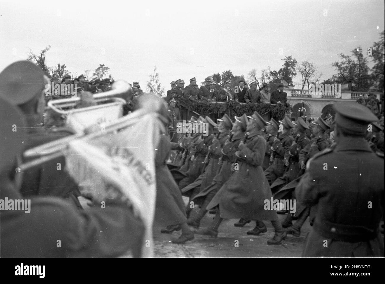 Warszawa, 1946-10-13. Defilada ¿o³nierzy I dywizji im. Tadeusza Koœciuszki na Placu Zwyciêstwa. po/gr  PAP/Jerzy Baranowski      Warsaw, Oct. 13. 1946. Parade of soldiers of the 1st Tadeusz Kosciuszko Division on the Zwyciestwa Square.  po/gr  PAP/Jerzy Baranowski Stock Photo