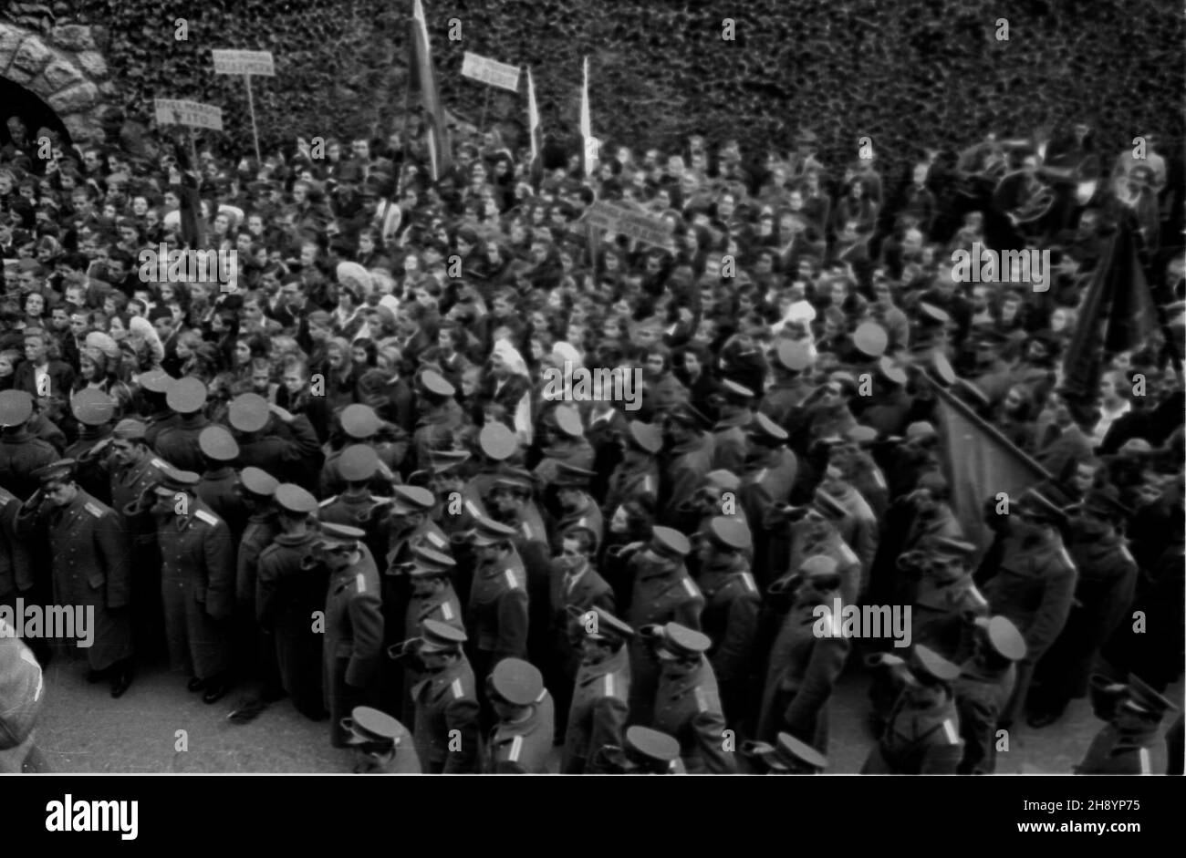 S³owenia, Bled, 1946-10-22. Oficjalna wizyta delegacji polskich w³adz pañstwowych w Jugos³awii. Nz. polskich goœci powita³a manifestacja mieszkañców miasta le¿¹cego u podnó¿a Alp. bb/pp  PAP/W³adys³aw Fobert      Slovenia, Bled, Oct. 22, 1946. The official delegation of the Polish state authorities to Yugoslavia. Pictured: Polish guests are welcomed by residents of a locality near the Alps. Stock Photo