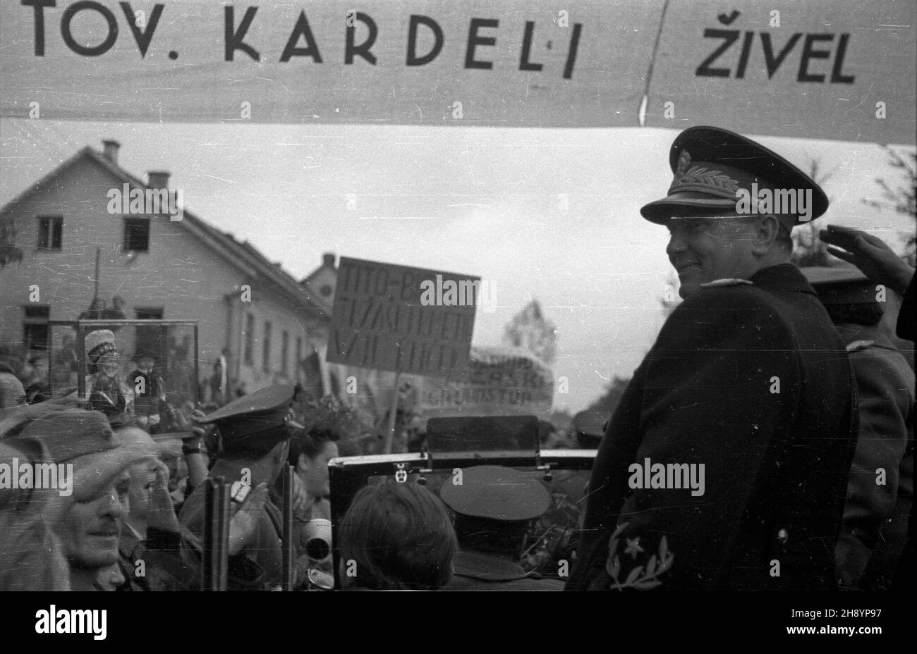 Jugos³awia, S³owenia, Bled, 1946-10-22. Przejazd polskiej delegacji rz¹dowej ulicami miasta. W samochodzie gospodarz wizyty, premier i minister obrony narodowej Jugos³awii Josip Broz-Tito. mw  PAP/Jerzy Baranowski      Yugoslavia, Slovenia, Bled, October 22. The Polish govrnmental delegation on a car ride through the city. In the car: host of the visit Yugoslav PM and National Defence Minister Yosip Broz-Tito.  mw  PAP/Jerzy Baranowski Stock Photo