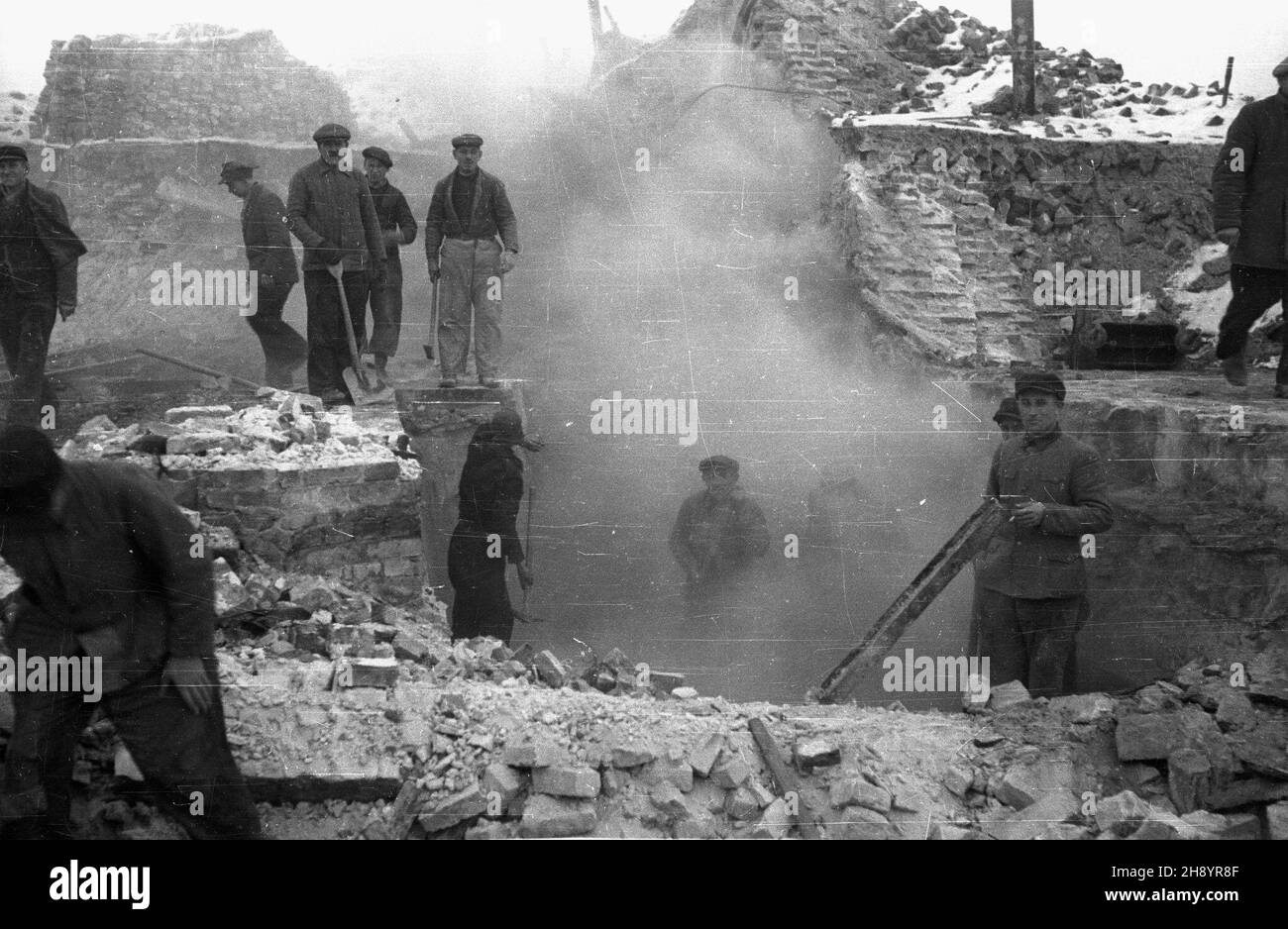 Warszawa, 1946-11. Budowa przed³u¿enia ulicy Marsza³kowskiej pomiêdzy placem Bankowym, a wiaduktem ¿oliborskim (tzw. Marsza³kowska II, póŸniej ulica Nowotki, obecnie ulica Andersa). Arteria ta przechodzi³a przez tereny dawnego getta i mia³a po³¹czyæ Œródmieœcie z ¯oliborzem. Nz. odgruzowywanie terenu pod budowê. as  PAP/Stanis³aw D¹browiecki    Dok³adny dzieñ wydarzenia nieustalony.      Warsaw, Nov. 1946. Construction of the extension of Marszalkowska Street between Bankowy Square and the Zoliborz flyover (the so-called Marszalkowska II, then Nowotki Street, currently Andersa Street). The art Stock Photo