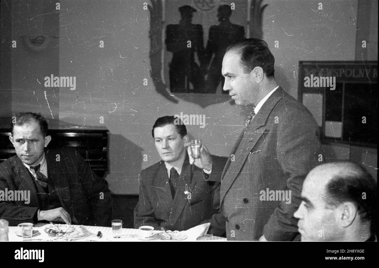 Warszawa, 1946-12. Wizyta w Polsce przedstawicieli amerykañskich zwi¹zków zawodowych. Spotkanie w siedzibie Komisji Centralnej Zwi¹zków Zawodowych. Nz. m.in. przewodnicz¹cy KCZZ Kazimierz Witaszewski (1L), dzia³acz zwi¹zkowy Lucjan Motyka (2L). mb  PAP/Jerzy Baranowski      Warsaw, Dec. 1946. U.S. trade unionists paying a vist to Poland. A meeting at the seat of the Central Commission of Trade Unions (KCZZ). Pictured: KCZZ head Kazimierz Witaszewski (1L), trade union activist Lucjan Motyka (2L).  mb  PAP/Jerzy Baranowski Stock Photo