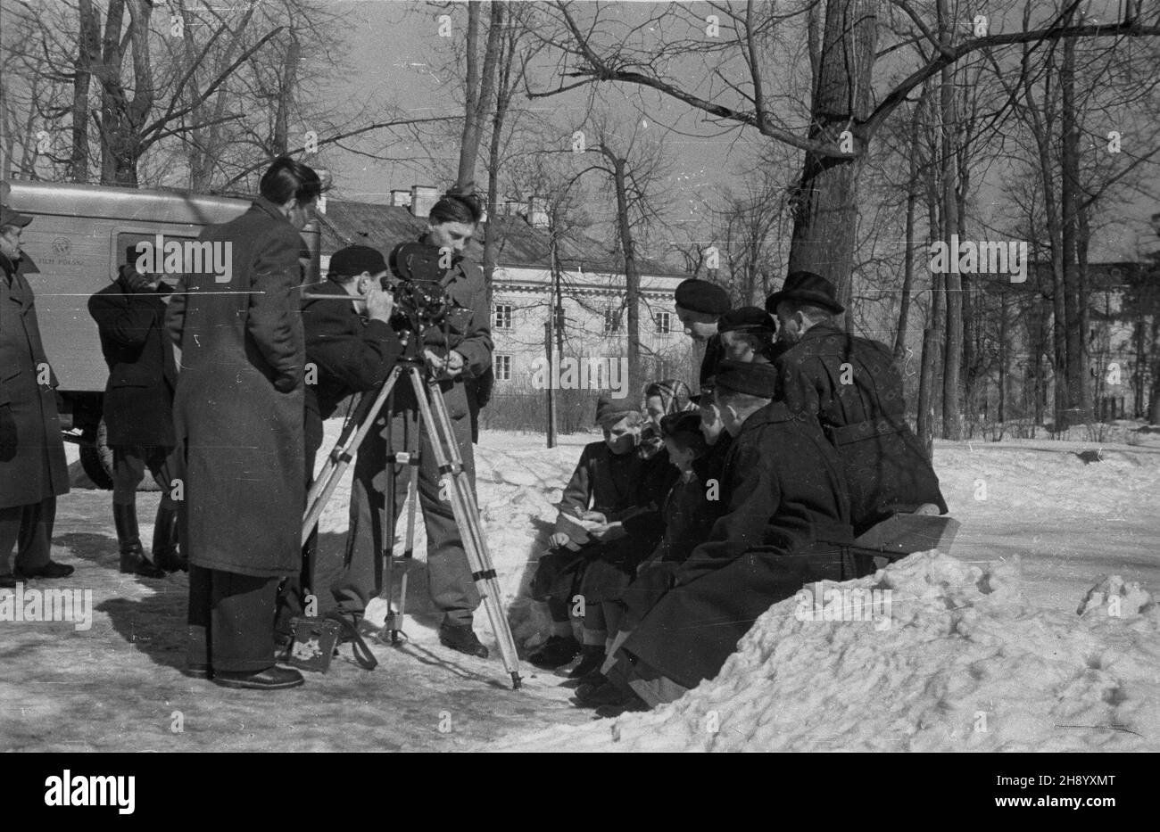 Polska, 1946-12. Realizacja materia³u o matce siedmiu synów dla Polskiej Kroniki Filmowej (PKF). Operatorzy W³adys³aw Forbert (C) i Mieczys³aw Wiesio³ek (P). mw  PAP  Dok³adny dzieñ wydarzenia nieustalony.      Poland, Dec. 1946. The fiolming about the mather of seven sons for Polish Newsreel (PKF). Pictured: cameramen Wladyslaw Forbert (centre) and Mieczyslaw Wiesiolek (right).  mw  PAP Stock Photo