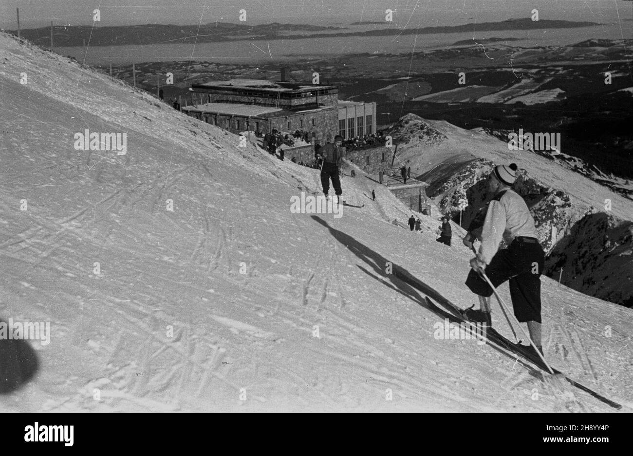 Zakopane, 1947. Narciarz w Tatrach. bb/gr  PAP/Stanis³aw D¹browiecki      Zakopane, 1947. A skier in the Tatra Mountains  bb/gr  PAP/Stanis³aw D¹browiecki Stock Photo