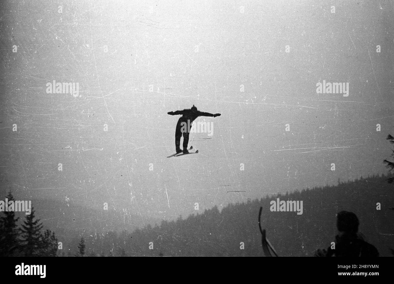 Karpacz (Orlinek), 1947-01-01. Inauguracja skoczni narciarskiej. Nz. pierwszy skok wykonuje Stanis³aw Marusarz. bb/gr  PAP/W³adys³aw Komorowski      Karpacz (Orlinek), January 1, 1947. Ski jump opening. Pictured: Stanislaw Marusarz begins a competition.  bb/gr  PAP/Wladyslaw Komorowski Stock Photo