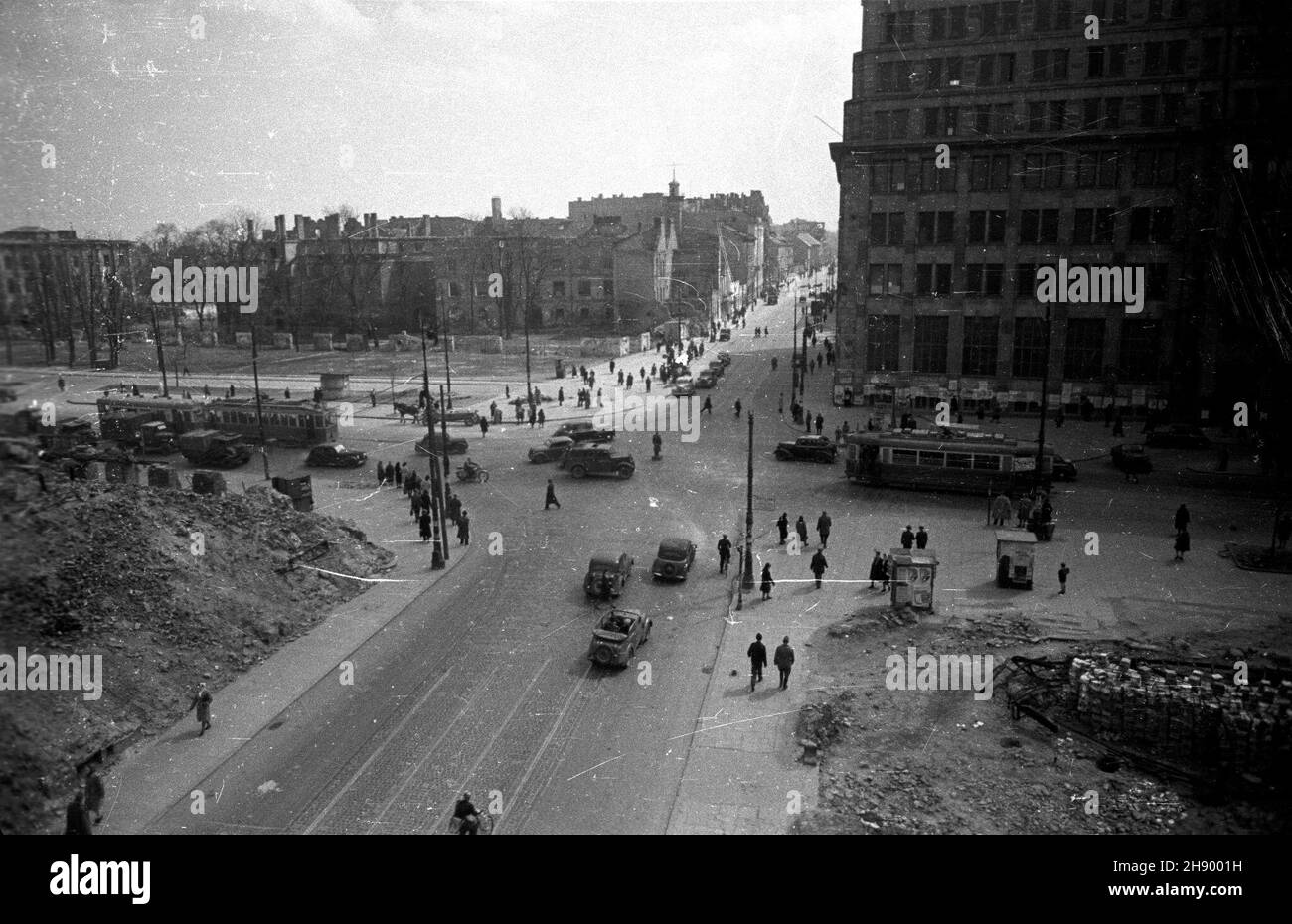 Warszawa, 1947, wiosna. Straty materialne poniesione przez Warszawê w wyniku dzia³añ II wojny œwiatowej zosta³y oszacowane na sumê 45 mld 300 mln dolarów. Ruch uliczny w Warszawie. Nz. skrzy¿owanie Aleji Jerozolimskich i Nowego Œwiatu, widok w stronê po³udniow¹. W prawym górnym rogu widoczny fragment gmachu Banku Gospodarstwa Krajowego. bb/pp  PAP/Jerzy Baranowski    Warsaw, spring 1947. Losses caused by WW2 in Warsaw were estimated at 45 billion 300 million USD. Traffic in Warsaw. Pictured: a crosing of Jerozolimskie Avenue and Nowy Swiat Street, viewed toward the east. In the upper right cor Stock Photo