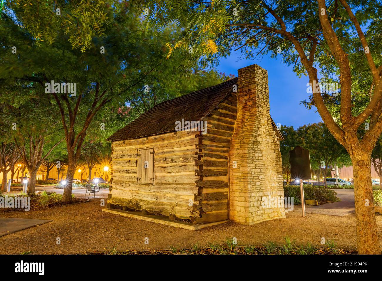 Log cabin exterior night hi-res stock photography and images - Alamy