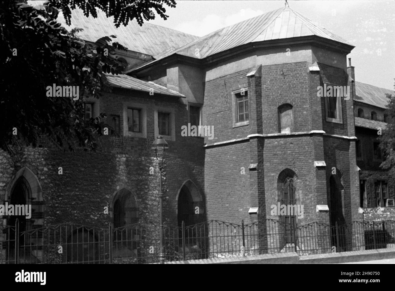 Kraków, 1947. Koœció³ pw. œw. Katarzyny i œw. Ma³gorzaty z klasztorem oo. Augustianów, gotycki zespó³ sakralny. wb/gr  PAP    Dok³adny miesi¹c i dzieñ wydarzenia nieustalone.      Cracow, 1947. The St. Catherine and St. Margaret Church and adjoining Augustinian Monastery, a prime example of gothic sacral architecture.  wb/gr  PAP Stock Photo