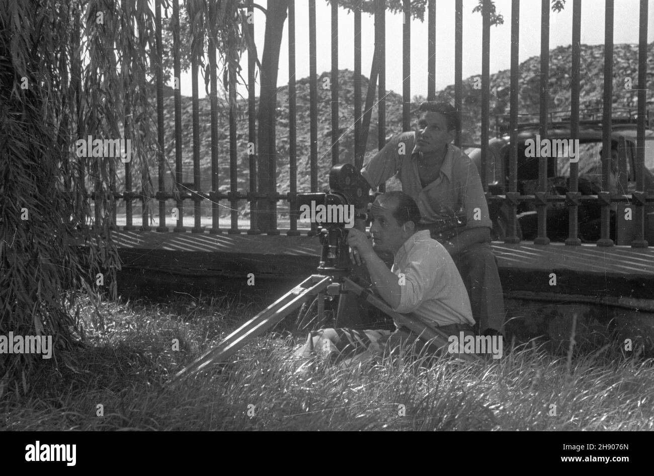 Warszawa, 1947. Ekipa Polskiej Kroniki Filmowej przed gmachem Sejmu przy ulicy Wiejskiej. Nz. operatorzy: W³adys³aw Forbert (L) i Mieczys³aw Wiesio³ek. wb/gr PAP Dok³adny miesi¹c i dzieñ wydarzenia nieustalone. Warsaw, 1947. A team of Polish Newsreel in front of the Sejm building on Wiejska Street. Pictured: cameramen - Wladyslaw Forbert (left). wb/gr PAP Stock Photo