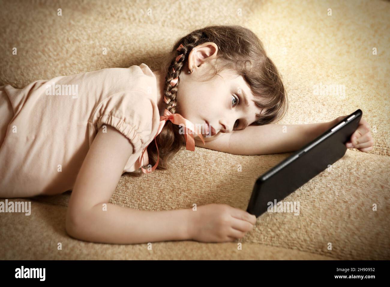 дети играют в конструктор. ребенок скучает. ученик. ребенку скучно дома. уставший ребенок.