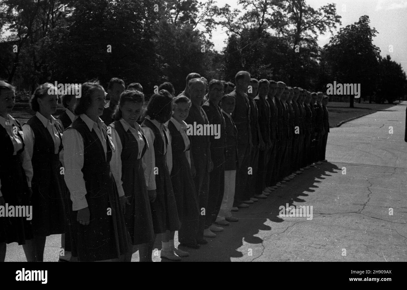 Polska, 1947-01. Obóz przygotowawczy polskich sportowców przed Miêdzynarodowym Festiwalem M³odzie¿y w Pradze. Nz. sportowcy w dwuszeregu na zbiórce. wb/gr  PAP    Dok³adny dzieñ wydarzenia nieustalony.      Poland, Jan. 1947. A camp for Polish sportsmen before the International Youth Festival in Prague. Pictured: the sportsmen standing in two lines.  wb/gr  PAP Stock Photo