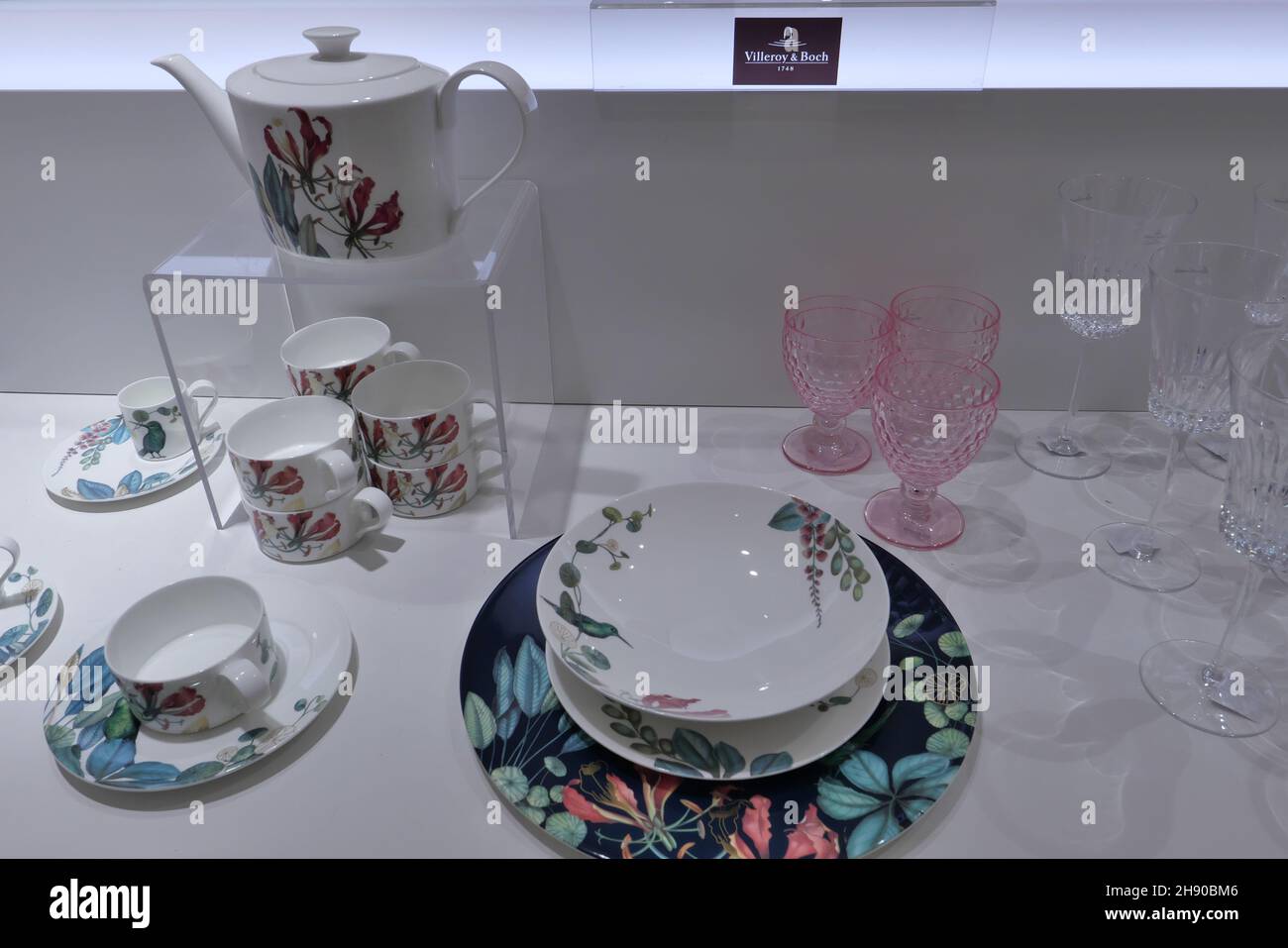 VILLEROY BOCH WHITE PORCELAIN PLATES AND CUPS ON DISPLAY INSIDE THE FASHION STORE Stock Photo