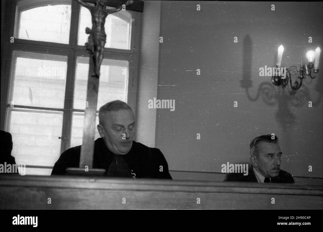 Kraków, 1947. Drugi proces zbrodniarzy oœwiêcimskich przed Najwy¿szym Trybuna³em Narodowym (25.11.1946 - 16.12 1947, og³oszenie wyroku 22.12.1947). Nz. sêdziowie. bb/gr  PAP      Cracow, 1947. The 2nd trial of criminals from German Nazi death camp in Auschwitz before the Highest National Tribunal held between Nov. 25, 1946 and December 16, 1947. The verdict was announced on December 22, 1947. Pictured: judges.  bb/gr  PAP Stock Photo