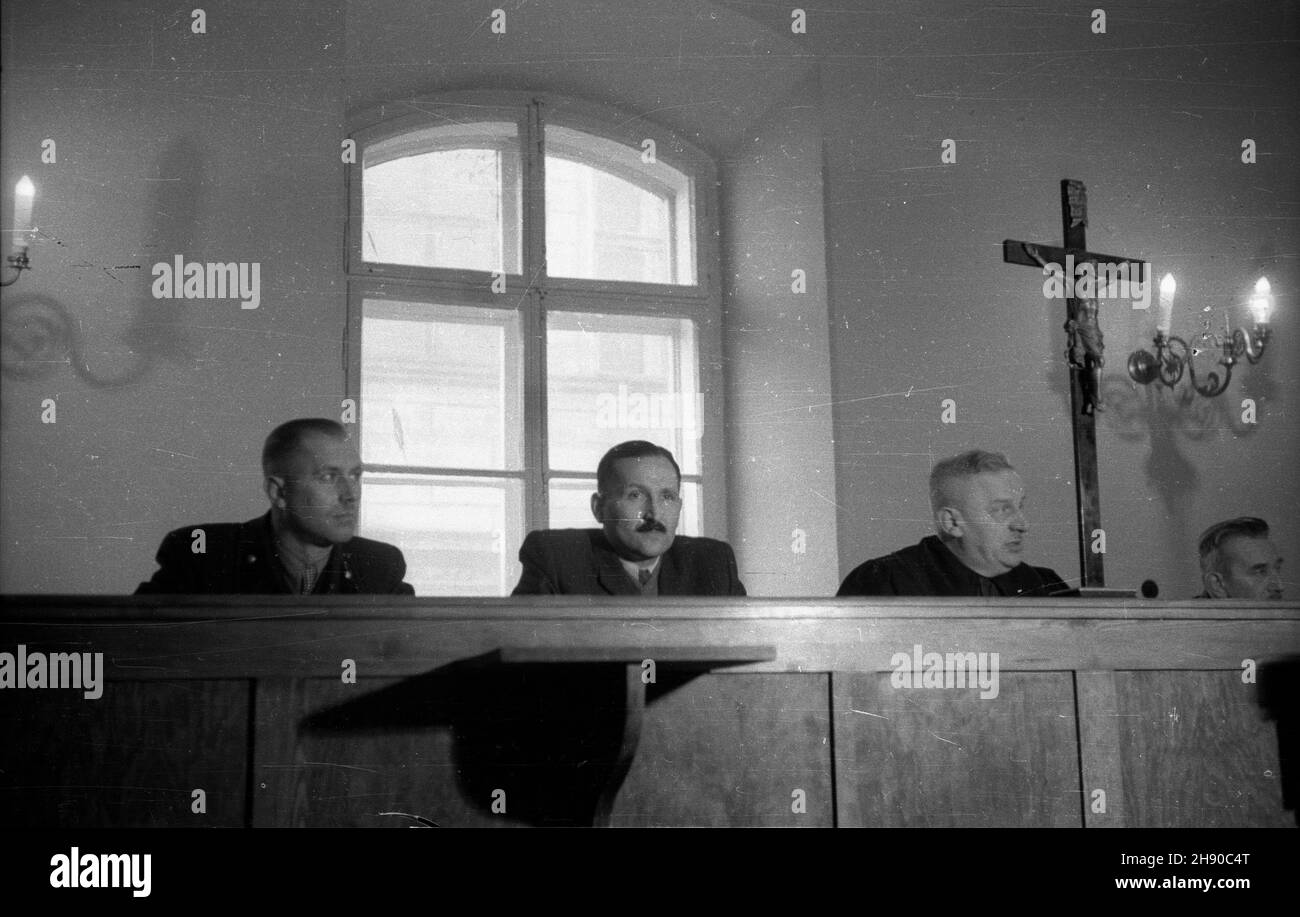 Kraków, 1947. Drugi proces zbrodniarzy oœwiêcimskich przed Najwy¿szym Trybuna³em Narodowym (25.11.1946 - 16.12 1947, og³oszenie wyroku 22.12.1947). Nz. sêdziowie. bb/gr PAP Cracow, 1947. The 2nd trial of criminals from German Nazi death camp in Auschwitz before the Highest National Tribunal held between Nov. 25, 1946 and December 16, 1947. The verdict was announced on December 22, 1947. Pictured: judges. bb/gr PAP Stock Photo