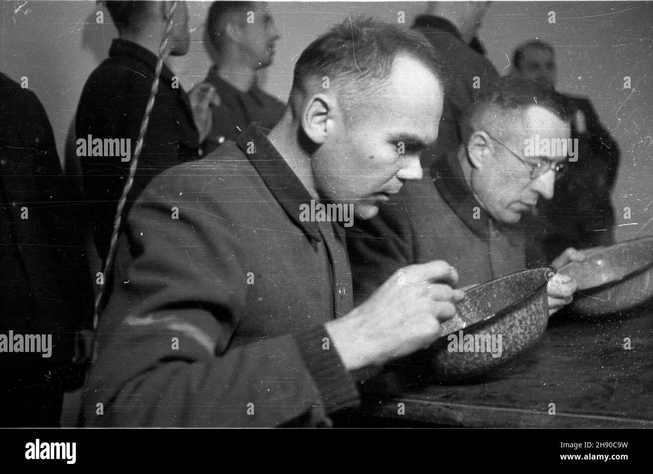 Kraków, 1947. Nadzorcy obozu oœwiêcimskiego s¹dzeni przed Najwy¿szym Trybuna³em Narodowym (25.11.1946 - 16.12 1947, og³oszenie wyroku 22.12.1947). Nz. posi³ek pods¹dnych. bb/gr  PAP      Cracow, 1947. The 2nd trial of criminals from German Nazi death camp in Auschwitz before the Highest National Tribunal held between Nov. 25, 1946 and December 16, 1947. The verdict was announced on December 22, 1947. Pictured: a meal for the defendants.  bb/gr  PAP Stock Photo
