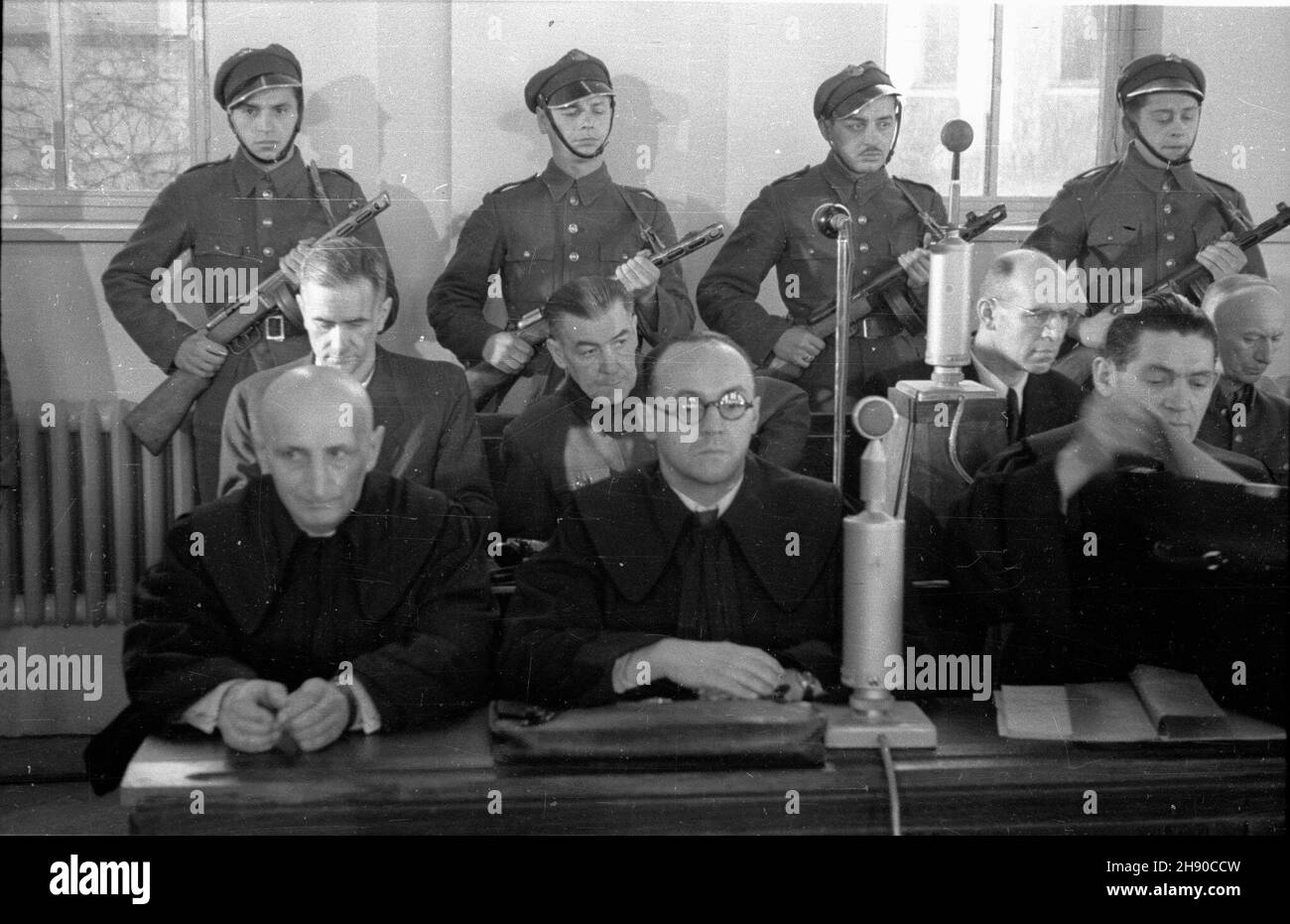 Warszawa, 1947. Sprowadzeni do Polski zbrodniarze wojenni, cz³onkowie administracji niemieckiej w Generalnej Guberni. Pojmani przez aliantów cz³onkowie w³adz okupacyjnych zostali wydani w³adzom polskim i os¹dzeni przez Najwy¿szy Trybuna³ Narodowy (NTN). Proces odby³ siê w Warszawie w dniach 17 grudnia 1946-24 lutego 1947. Nz. na ³awie oskar¿onych od lewej: gubernator okrêgu warszawskiego w okresie okupacji Ludwig Fischer, wicegubernator Ludwig Leist, komendant policji bezpieczeñstwa Josef Meisinger, szef wydzia³u w komendzie policji porz¹dkowej Max Daume. ms PAP/Jerzy Baranowski Dok³adny m Stock Photo
