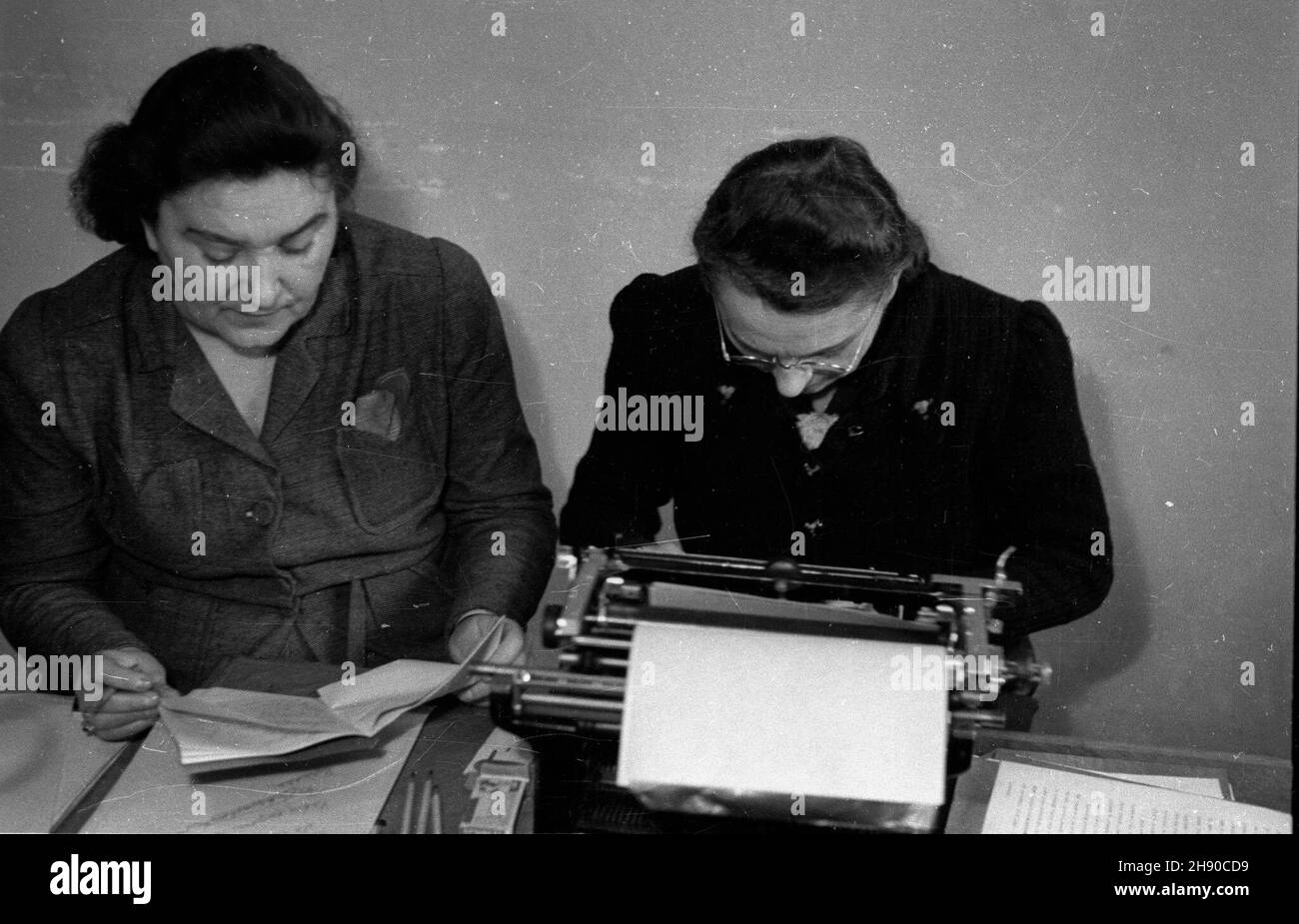 Warszawa, 1947. Sprowadzeni do Polski zbrodniarze wojenni, cz³onkowie administracji niemieckiej w Generalnej Guberni. Pojmani przez aliantów cz³onkowie w³adz okupacyjnych zostali wydani w³adzom polskim i os¹dzeni przez Najwy¿szy Trybuna³ Narodowy (NTN). Proces odby³ siê w Warszawie w dniach 17 grudnia 1946-24 lutego 1947. Nz. stenotypistki spisuj¹ przebieg procesu. ms PAP/Jerzy Baranowski Dok³adny miesi¹c i dzieñ wydarzenia nieustalone. Warsaw, 1947. War criminals, members of the German General-Gouvernment (part of Poland) administration brought to Poland. Captured by the Allied Force Stock Photo