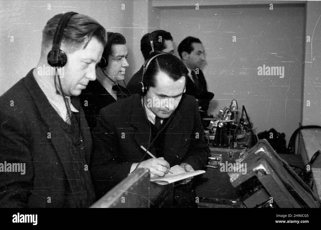 Warszawa, 1947. Sprowadzeni do Polski zbrodniarze wojenni, cz³onkowie administracji niemieckiej w Generalnej Guberni. Pojmani przez aliantów cz³onkowie w³adz okupacyjnych zostali wydani w³adzom polskim i os¹dzeni przez Najwy¿szy Trybuna³ Narodowy (NTN). Proces odby³ siê w Warszawie w dniach 17 grudnia 1946-24 lutego 1947. Nz. stanowiska dziennikarzy. ms PAP/Jerzy Baranowski Dok³adny miesi¹c i dzieñ wydarzenia nieustalone. Warsaw, 1947. War criminals, members of the German General-Gouvernment (part of Poland) administration brought to Poland. Captured by the Allied Forces the Nazi occu Stock Photo