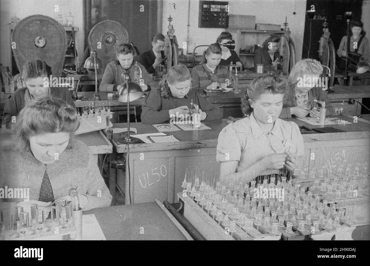 salon duck Opposite Dzier¿oniów, 1947. Pañstwowa Fabryka Lamp Radiowych uruchomiona w 1946 roku w pomieszczeniach firmy Telefunken, produkuje elektronowe lampy odbiorcze. Nz. pracownice przy montowaniu lamp. kw PAP Dok³adny miesi¹c i dzieñ wydarzenia nieustalone. Dzierzoniow, salon duck Opposite Dzier¿oniów, 1947. Pañstwowa Fabryka Lamp Radiowych uruchomiona w 1946 roku w pomieszczeniach firmy Telefunken, produkuje elektronowe lampy odbiorcze. Nz. pracownice przy montowaniu lamp. kw PAP Dok³adny miesi¹c i dzieñ wydarzenia nieustalone. Dzierzoniow,