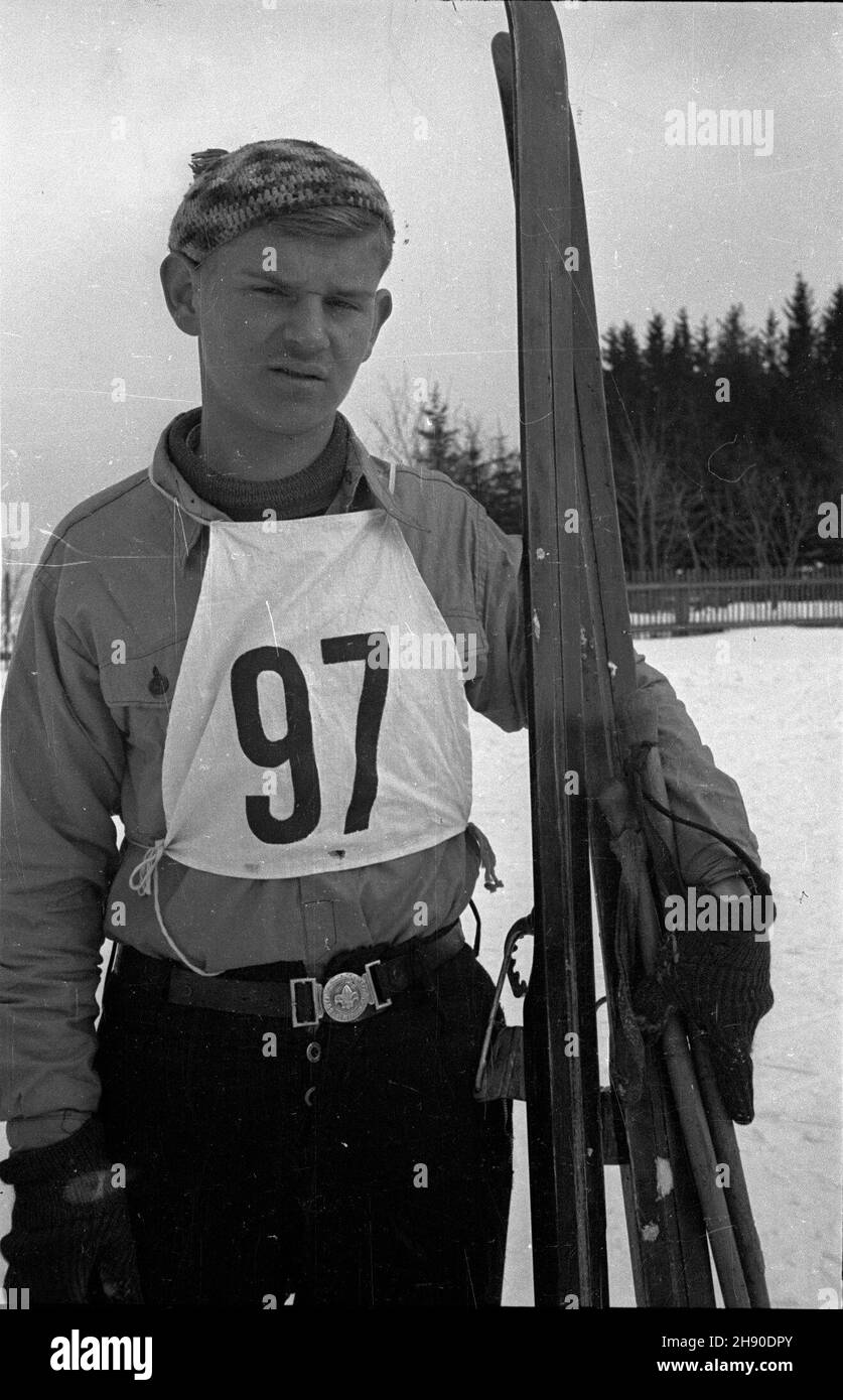 Polska, 1947. Narciarz. kw  PAP  Dok³adny miesi¹c i dzieñ wydarzenia nieustalone.      Poland, 1947. A skier.  kw  PAP Stock Photo