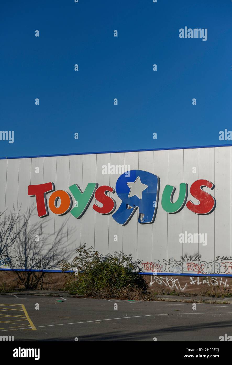 large toys r us shop in southampton city centre, failed retialers