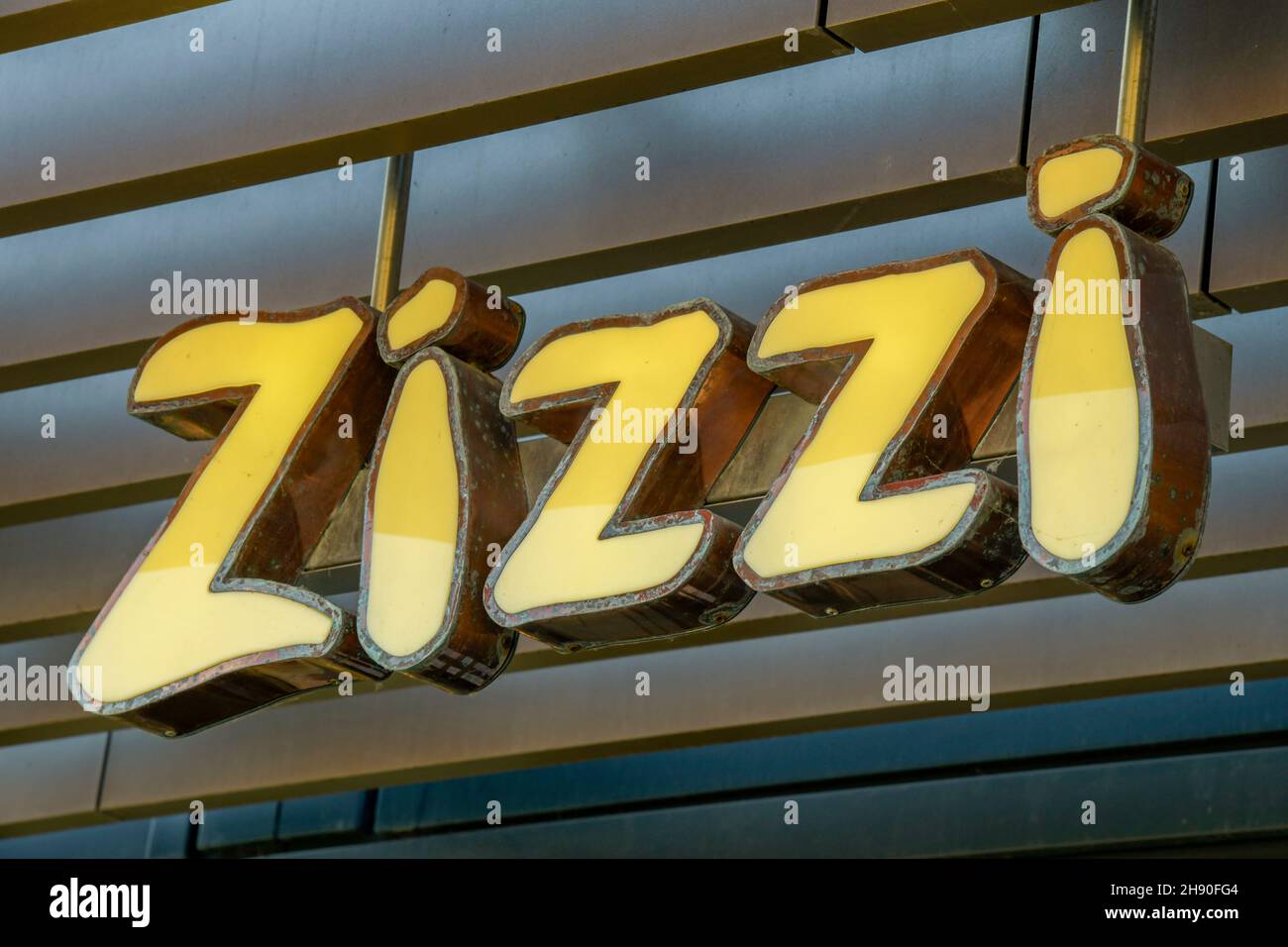 large yellow illuminated zizzi restaurant sign, brand awareness, large yellow sign for zizzi restaurant chain premises in southampton, marketing Stock Photo