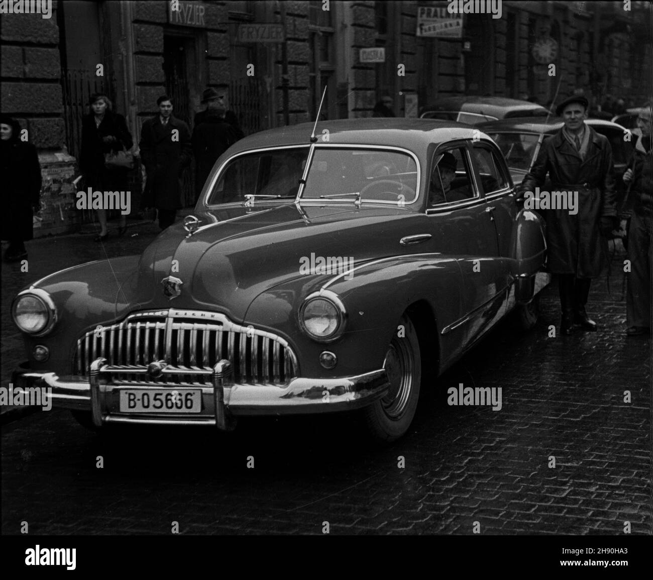 Warszawa, 1947-01-19. Samochód limuzyna marki Buick Eight w Œródmieœciu. ka  PAP      Warsaw, Jan. 19, 1947. A Buick Eight limousine in the city center.  ka  PAP Stock Photo