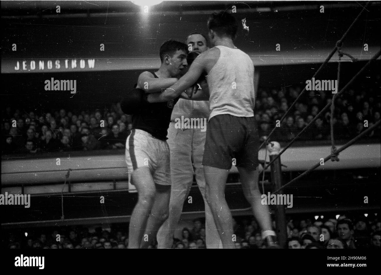 Warszawa, 1947-02-02. Mecz bokserski Polska - Czechos³owacja (12:4) w hali toru wyœcigowego na S³u¿ewcu. Nz. pojedynek w wadze koguciej. Wacz¹ Maksymilian Grzywocz (P) i Jan Strba.  ka  PAP      Warsaw, Feb. 2, 1947. A Poland-Czechoslovakia boxing match (12:4) held at the Sluzewiec race course. Pictured: a bantamweight fight between Maksymilian Grzywocz (right) and Jan Strba.   ka  PAP Stock Photo