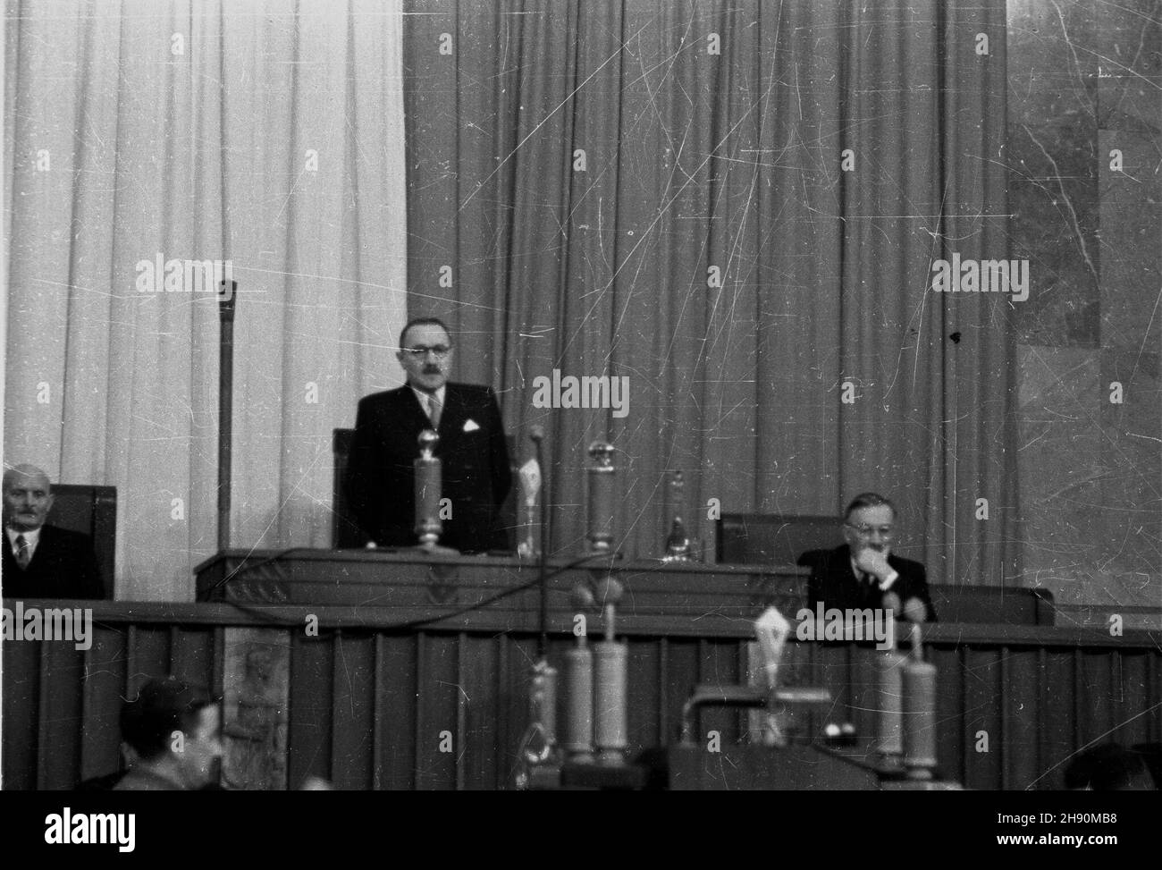 Warszawa, 1947-02-04. Pierwsze posiedzenie Sejmu Ustawodawczego. Nz. prezydent Krajowej Rady Narodowej Boles³aw Bierut otwiera sesjê. Z boków wiceprzewodnicz¹cy KRN: z lewej Stanis³aw Szwalbe, z prawej Wac³aw Barcikowski. bb/gr  PAP/Jerzy Baranowski      Warsaw, Feb. 4, 1947. The first Sejm meeting. Pictured: the National Council President Boleslaw Bierut opens the session. On his left and right deputy Presidents Stanislaw Szwalbe and Waclaw Barcikowski.  bb/gr  PAP/Jerzy Baranowski Stock Photo