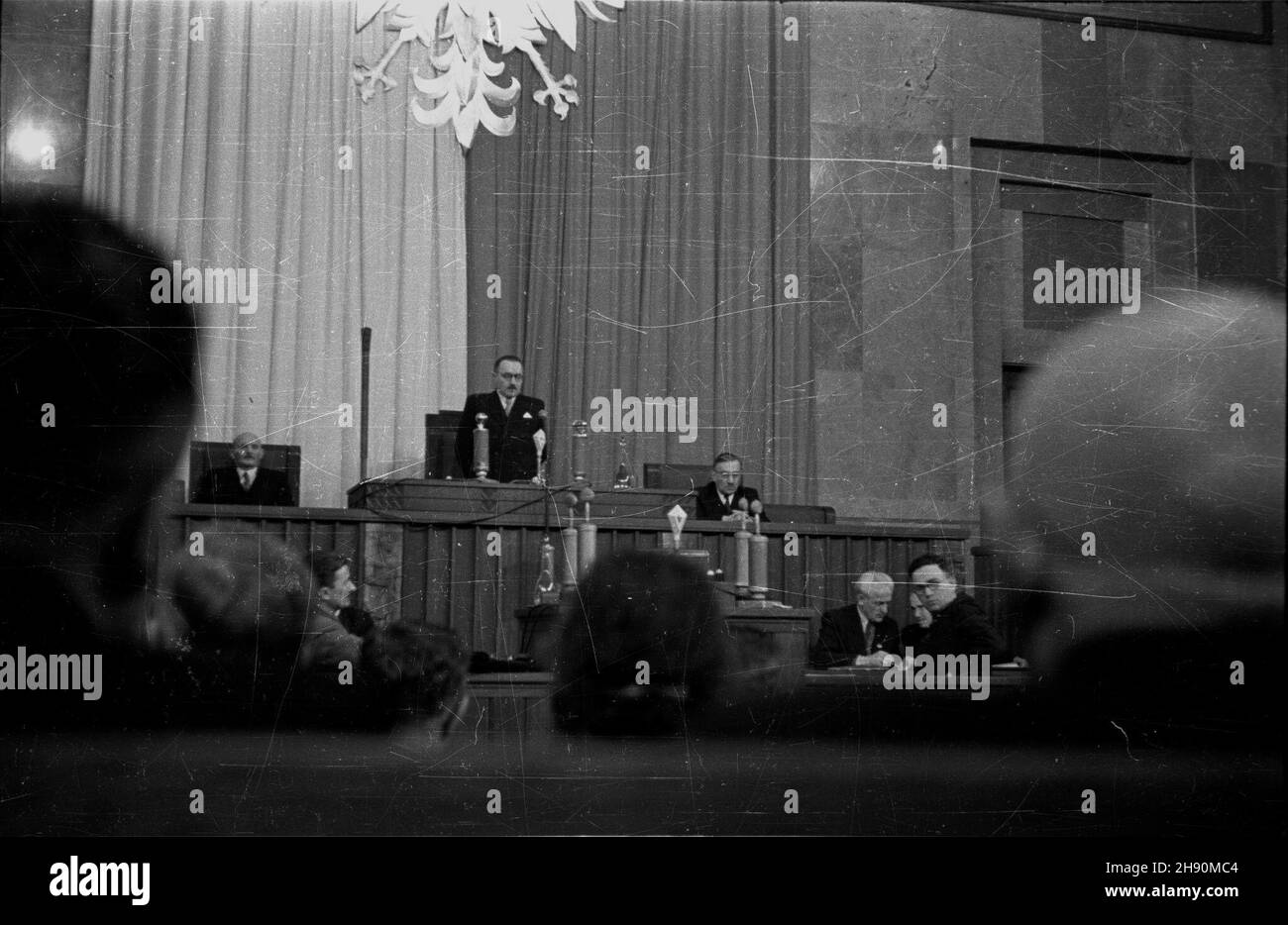 Warszawa, 1947-02-04. Pierwsze posiedzenie Sejmu Ustawodawczego. Nz. prezydent Krajowej Rady Narodowej Boles³aw Bierut otwiera sesjê. Za sto³em prezydialnym wiceprzewodnicz¹cy KRN Stanis³aw Szwalbe (L) i Wac³aw Barcikowski (P). bb/gr  PAP/Jerzy Baranowski      Warsaw, February 4, 1947. The first Sejm meeting. Pictured: the National Council President Boleslaw Bierut opens the session. At the table the National Council Vice President Stanislaw Szwalbe (left) i Waclaw Barcikowski (right).  bb/gr  PAP/Jerzy Baranowski Stock Photo