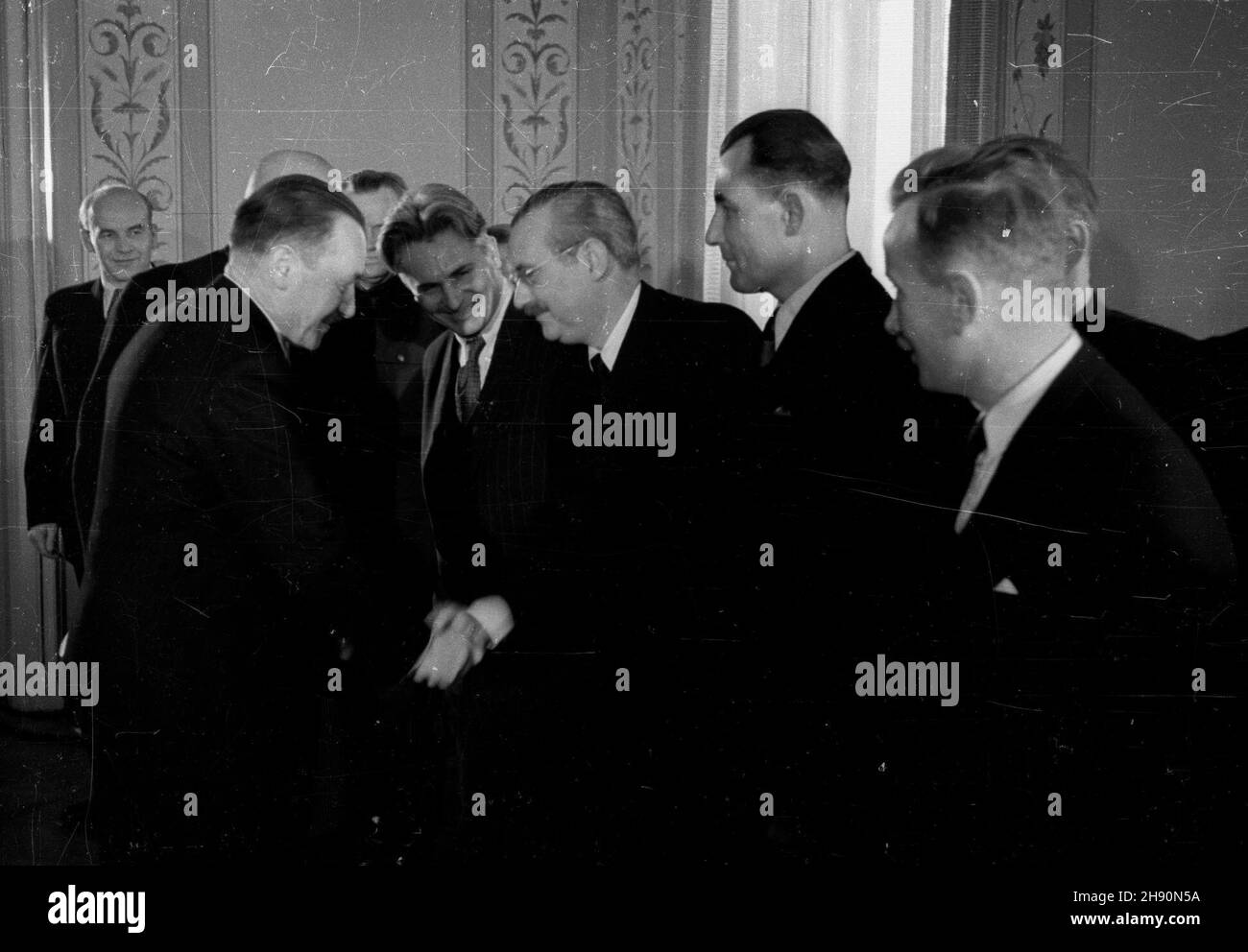Warszawa, 19470206. W Belwederze Boles³aw Bierut sk³ada gratulacje