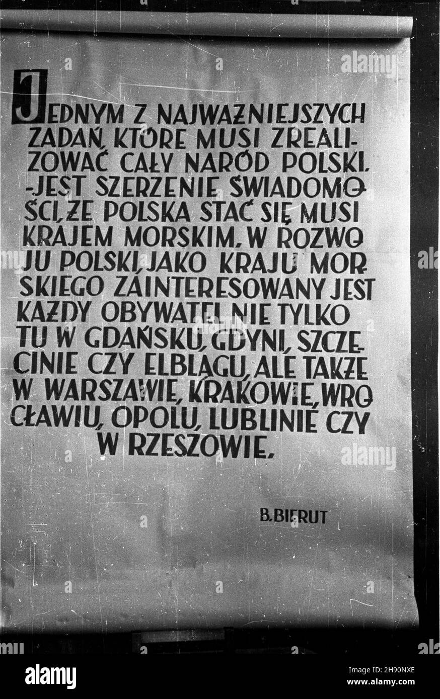 Warszawa, 1947-02-23. I Walny Zjazd Zreorganizowanej Ligi Morskiej w domu akademickim przy placu Narutowicza. Nz. plansza ze s³owami prezydenta Boles³awa Bieruta jako has³o propagandowe zjazdu. wb PAP Warsaw, Feb. 23, 1947. The 1st General Congress of the Re-organized Sea League held at a hall of residence on Narutowicza Square. Pictured: a chart with the words of President Boleslaw Bierut as the congress's propaganda slogan. wb PAP Stock Photo