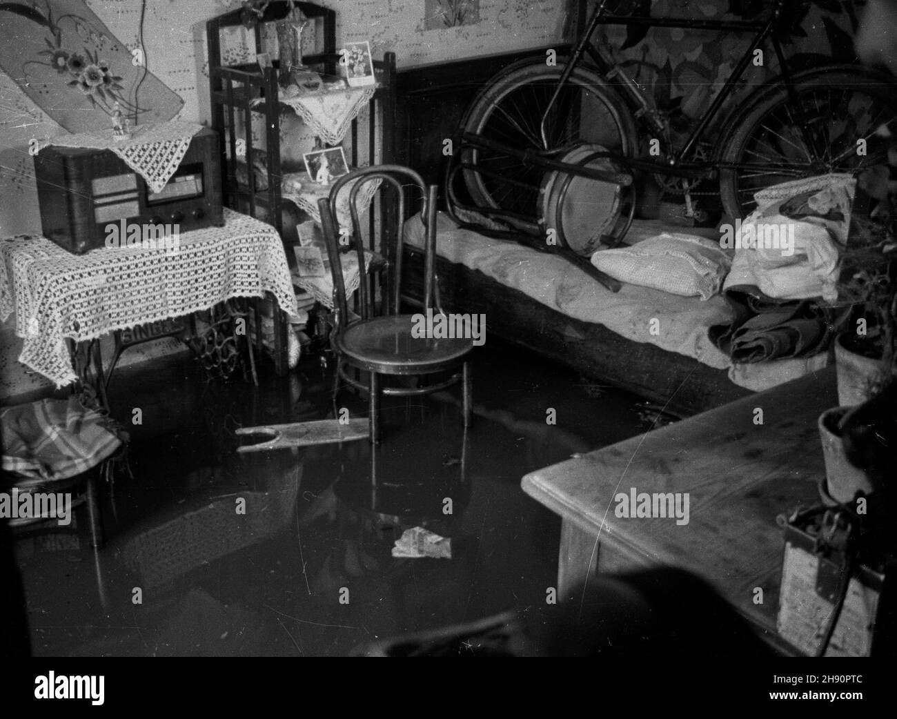 Warszawa, 1947-03. Wnêtrze zalanego domu w osadzie S³u¿ew. bb/gr  PAP      Warsaw, March 1947. Inside of flooded house in Sluzew settlement.  bb/gr  PAP Stock Photo